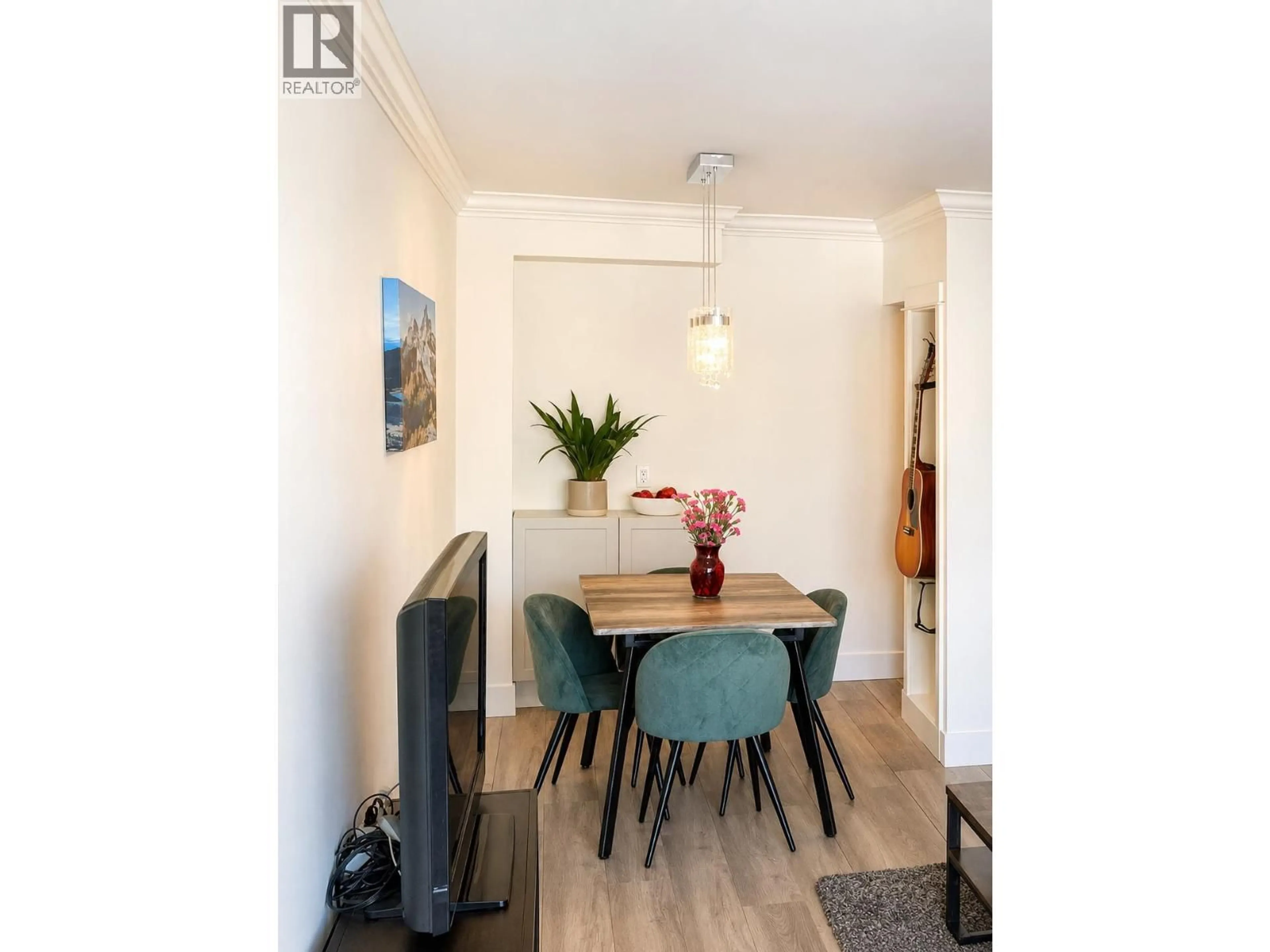 Dining room, wood/laminate floor for 313 - 2025 2ND AVENUE, Vancouver British Columbia V6J1J6