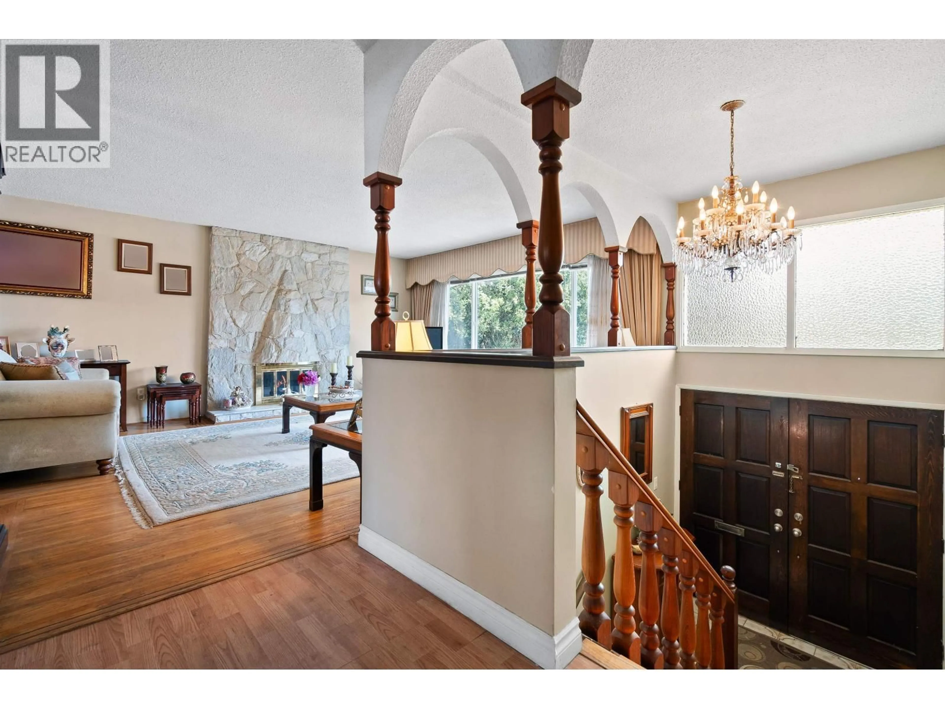 Indoor foyer for 6949 JUBILEE AVENUE, Burnaby British Columbia V5J4B4