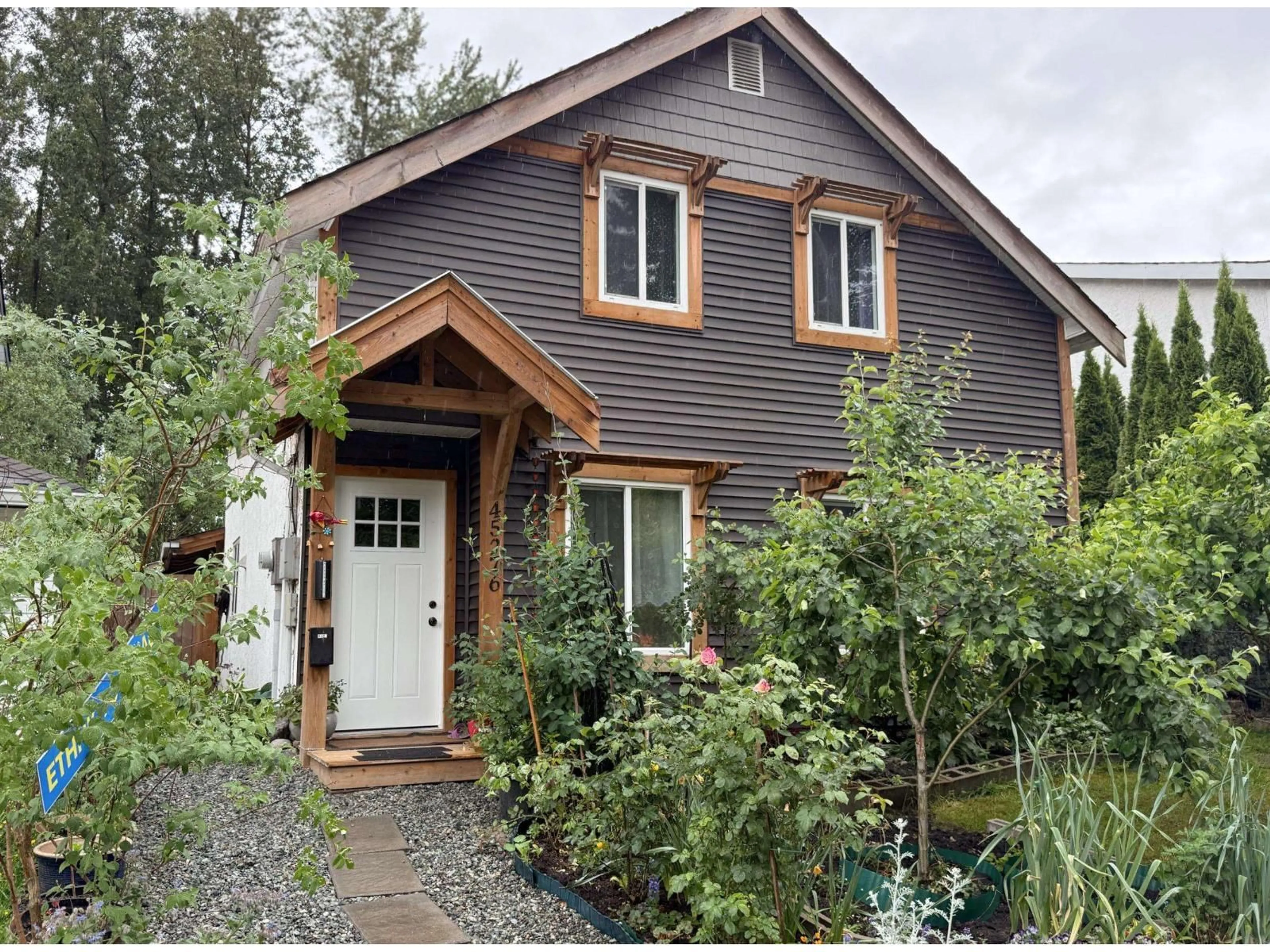 Home with vinyl exterior material, street for 45276 CREEKSIDE DRIVE, Chilliwack British Columbia V2P7K6