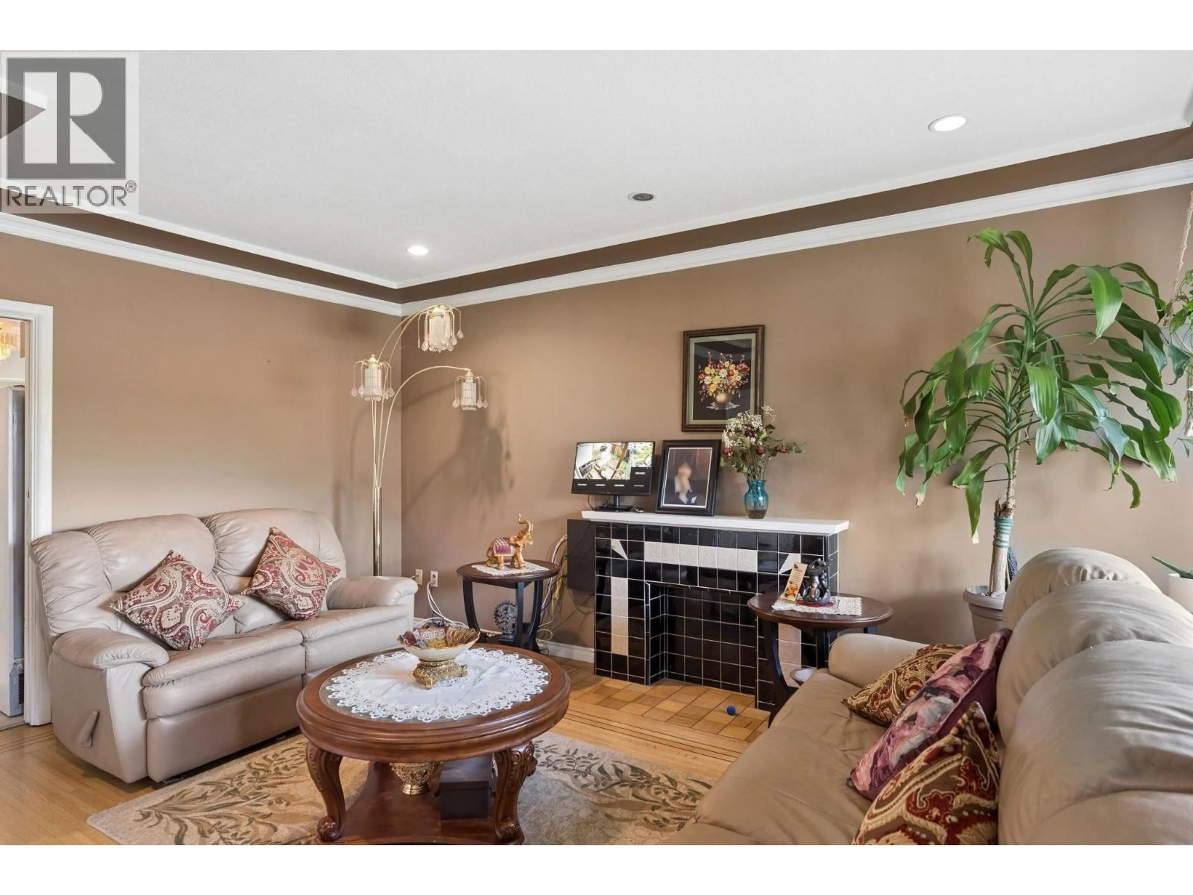 Living room with furniture, unknown for 2248 MANNERING AVENUE, Vancouver British Columbia V5N3C4
