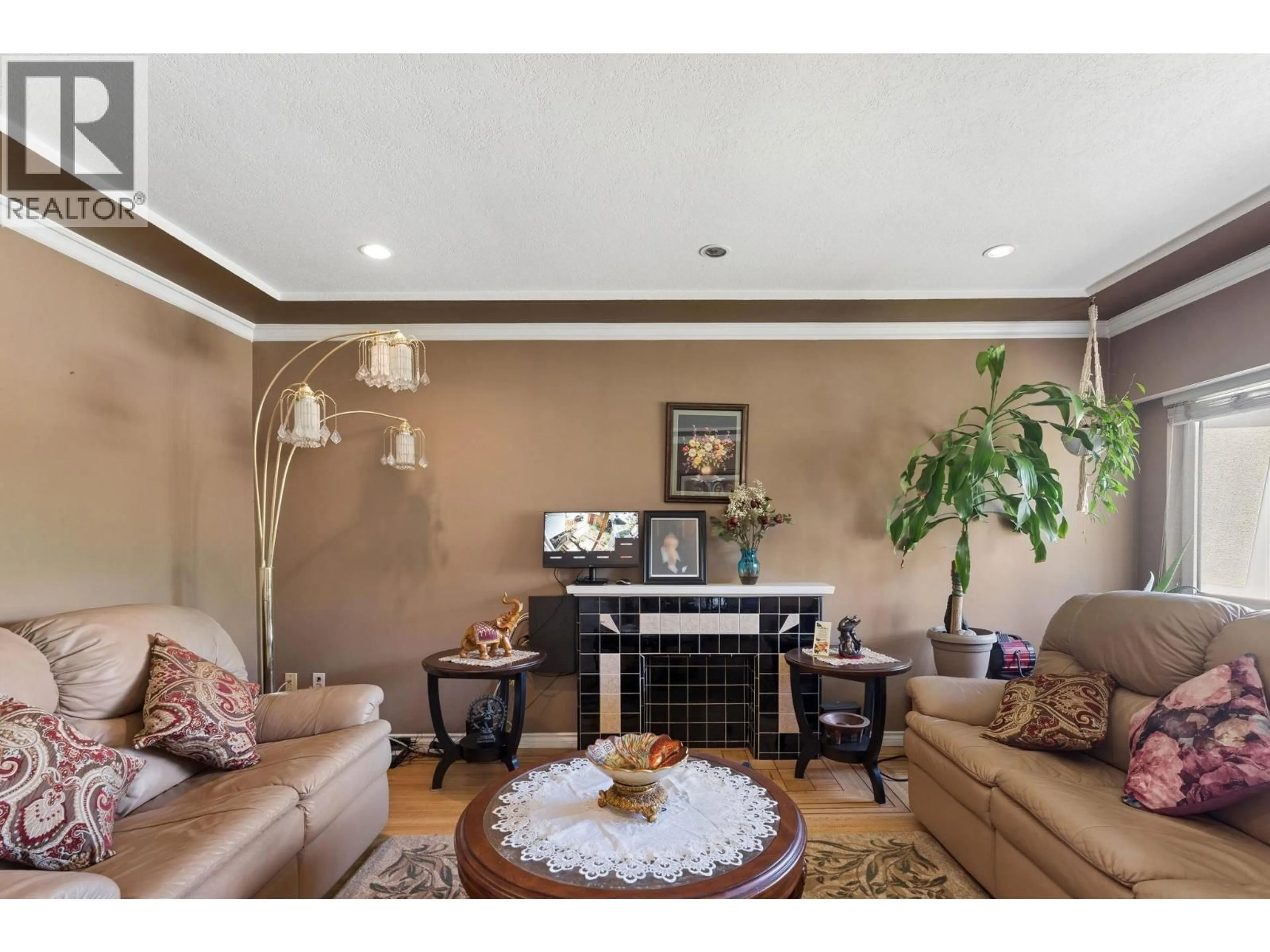 Living room with furniture, unknown for 2248 MANNERING AVENUE, Vancouver British Columbia V5N3C4