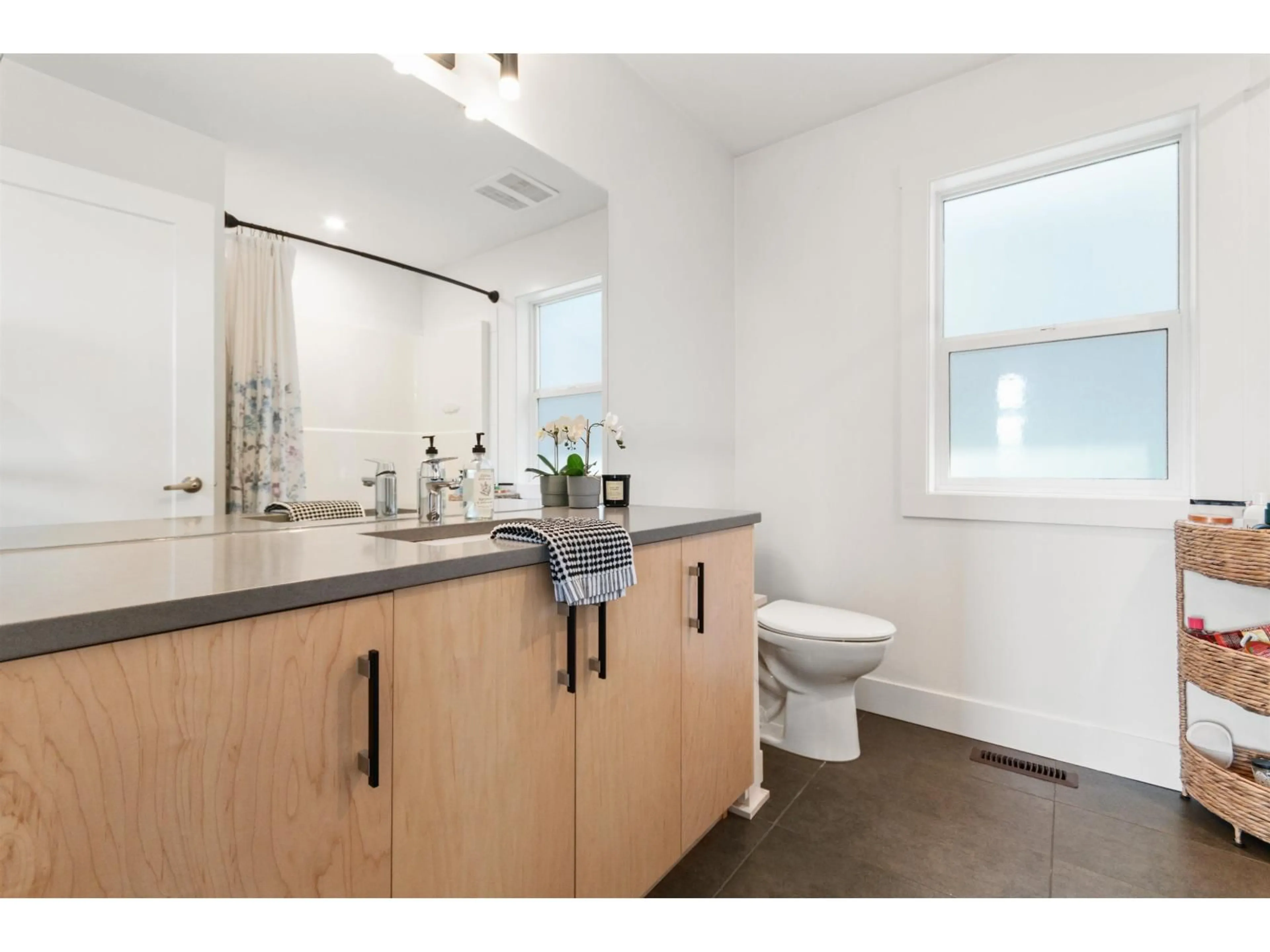 Standard bathroom, unknown for 1 - 6262 REXFORD DRIVE, Chilliwack British Columbia V2R6B4