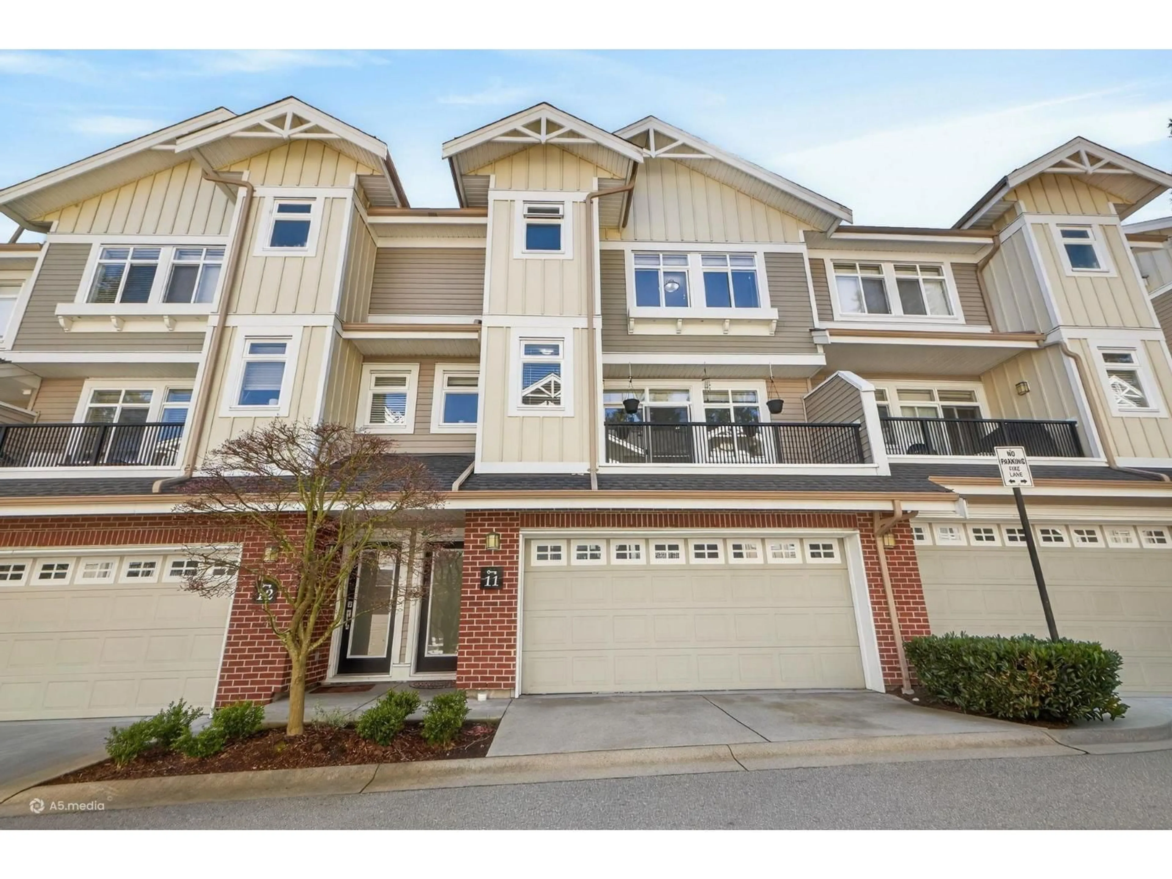 Home with vinyl exterior material, street for 11 - 2925 KING GEORGE BOULEVARD, Surrey British Columbia V4P1B8