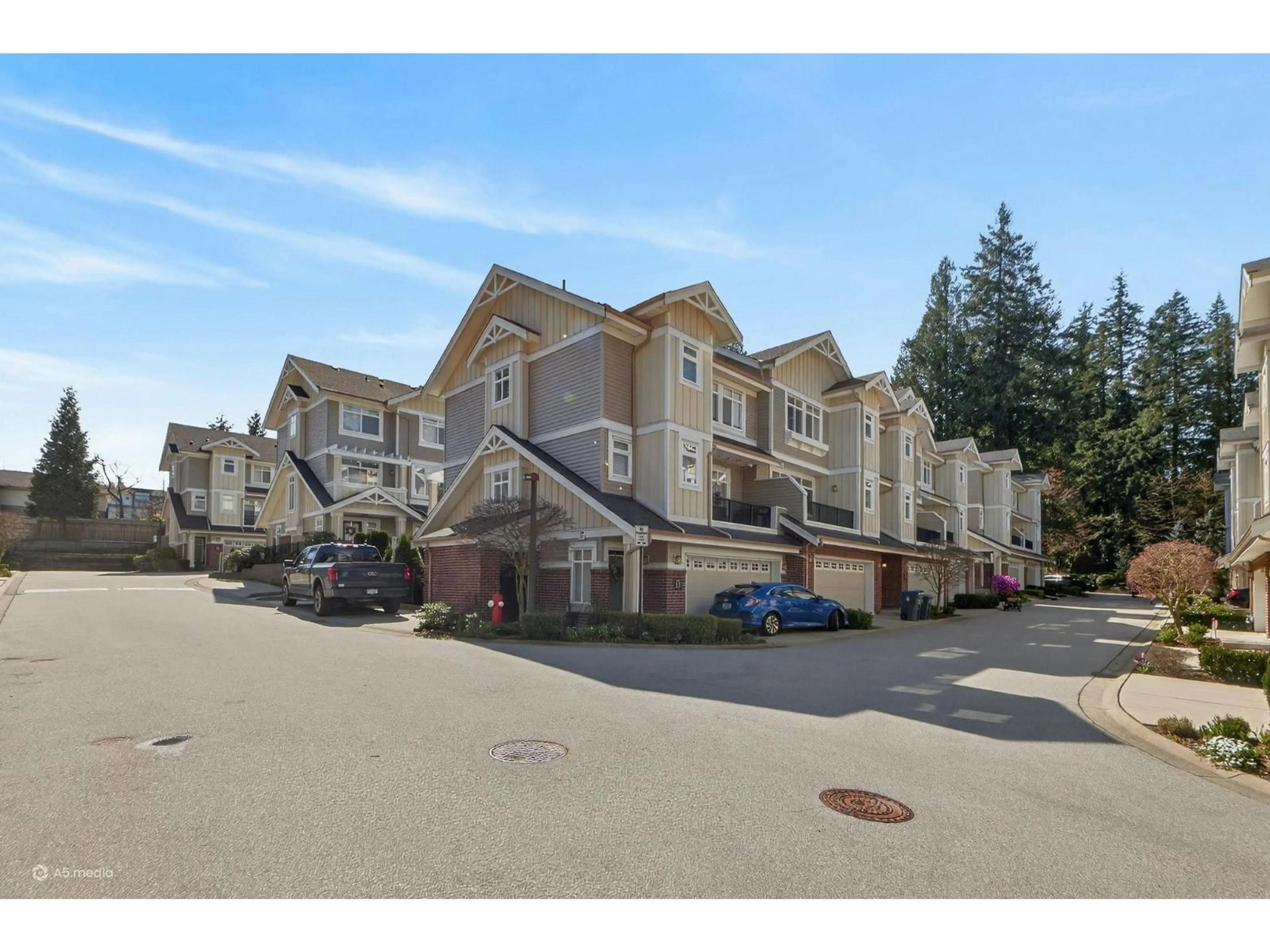 A pic from outside/outdoor area/front of a property/back of a property/a pic from drone, unknown for 11 - 2925 KING GEORGE BOULEVARD, Surrey British Columbia V4P1B8