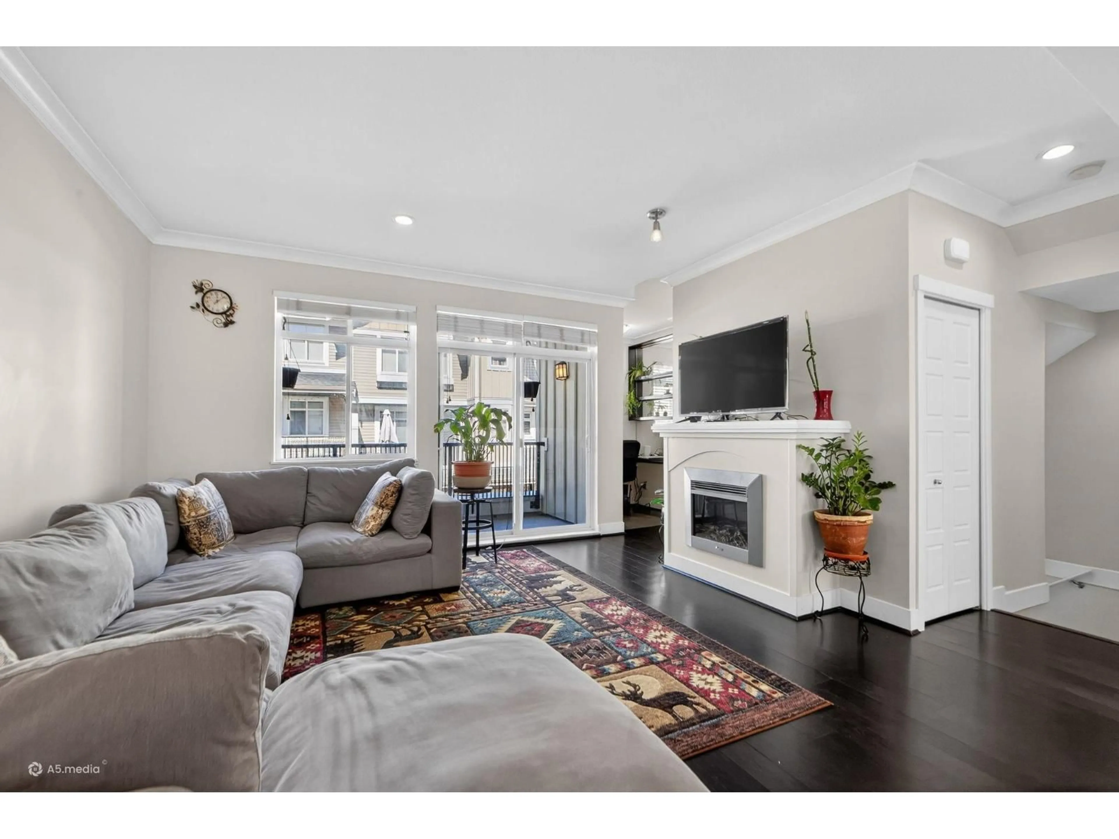 Living room with furniture, unknown for 11 - 2925 KING GEORGE BOULEVARD, Surrey British Columbia V4P1B8