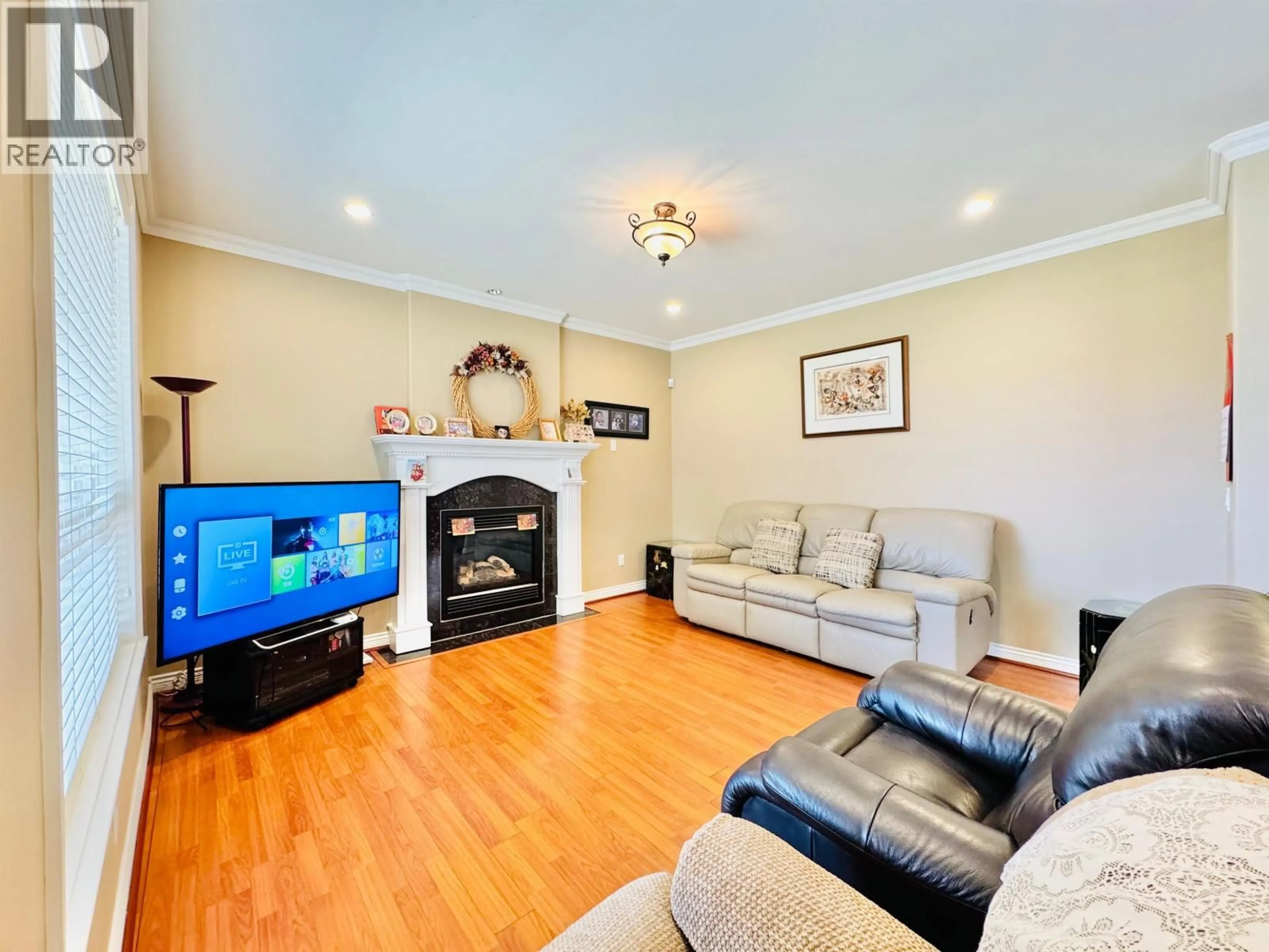 Living room with furniture, unknown for 6039 46A AVENUE, Delta British Columbia V4K5G2