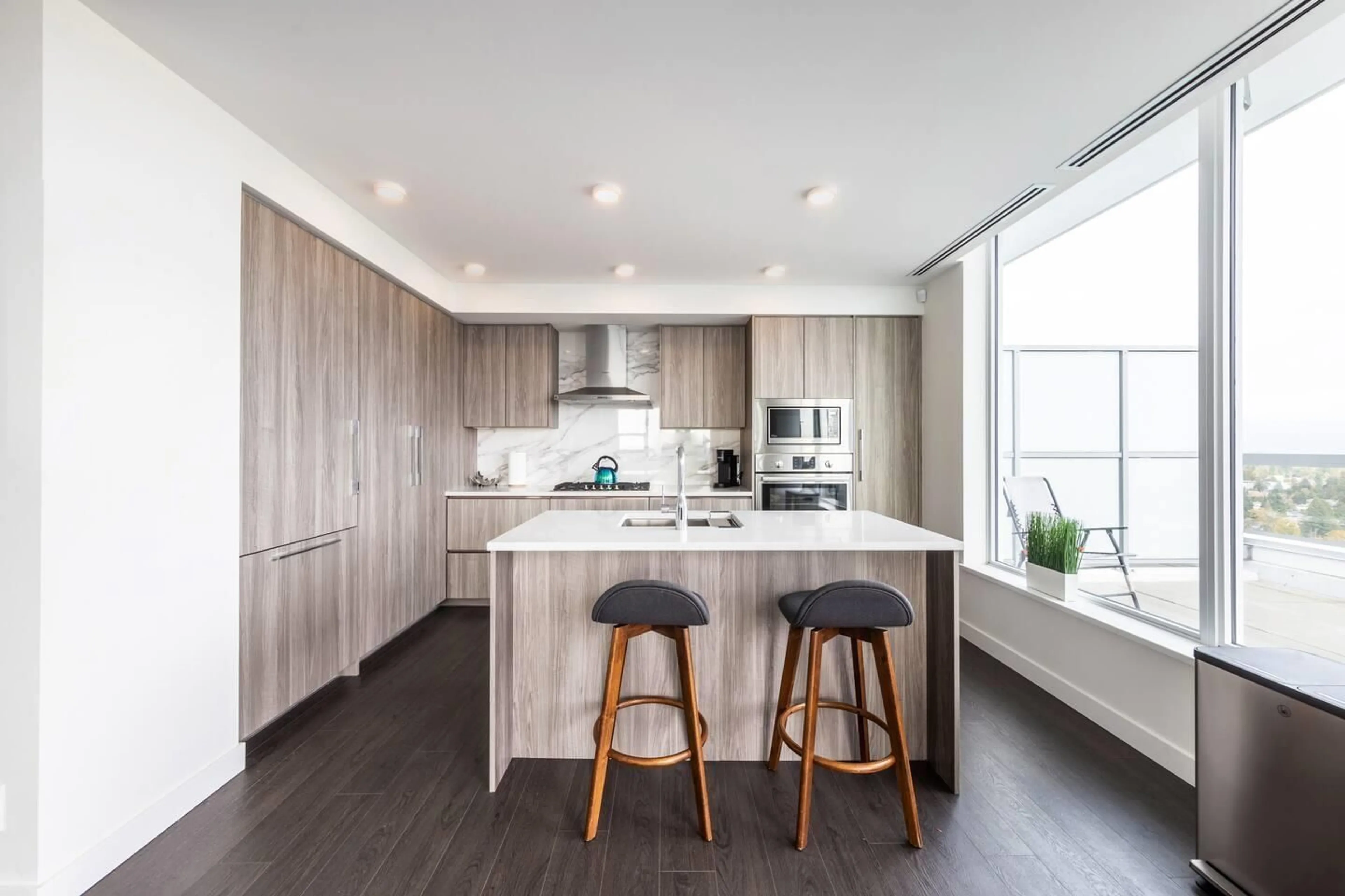 Contemporary kitchen, wood/laminate floor for 3602 - 13778 100 AVENUE, Surrey British Columbia V3T0V3
