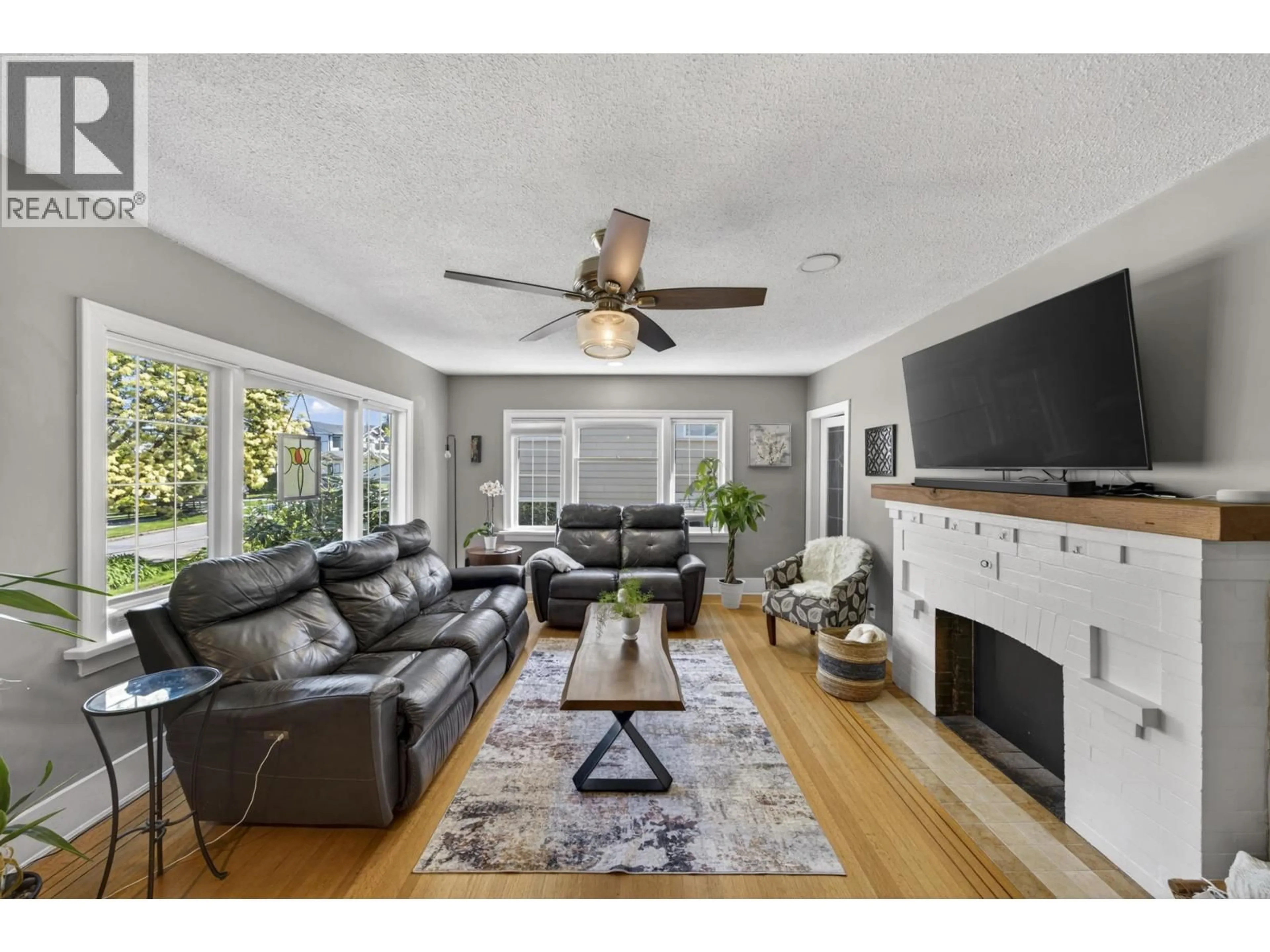 Living room with furniture, unknown for 834 FOURTH STREET, New Westminster British Columbia V3L2W6