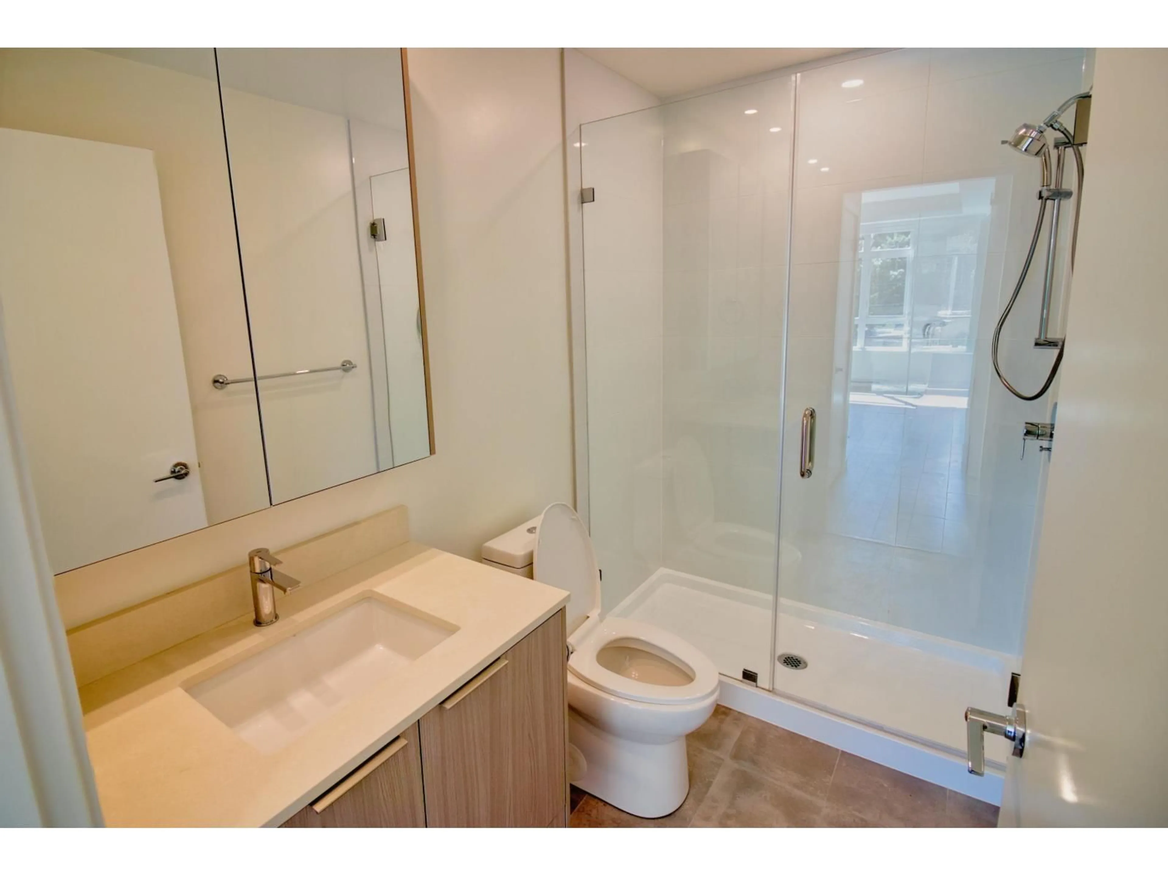 Standard bathroom, ceramic/tile floor for 417 - 13969 96 AVENUE, Surrey British Columbia V3T0T1