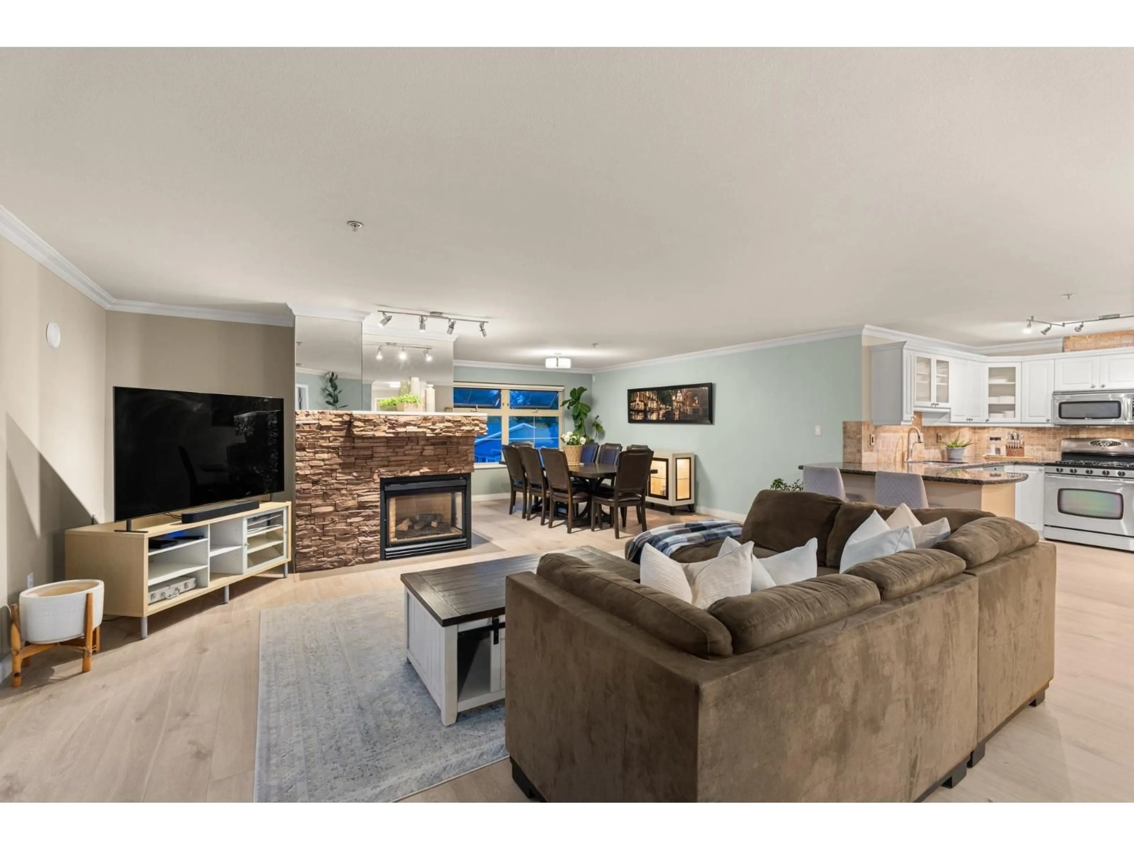 Living room with furniture, unknown for 404 - 15220 GUILDFORD DRIVE, Surrey British Columbia V3R0Y6
