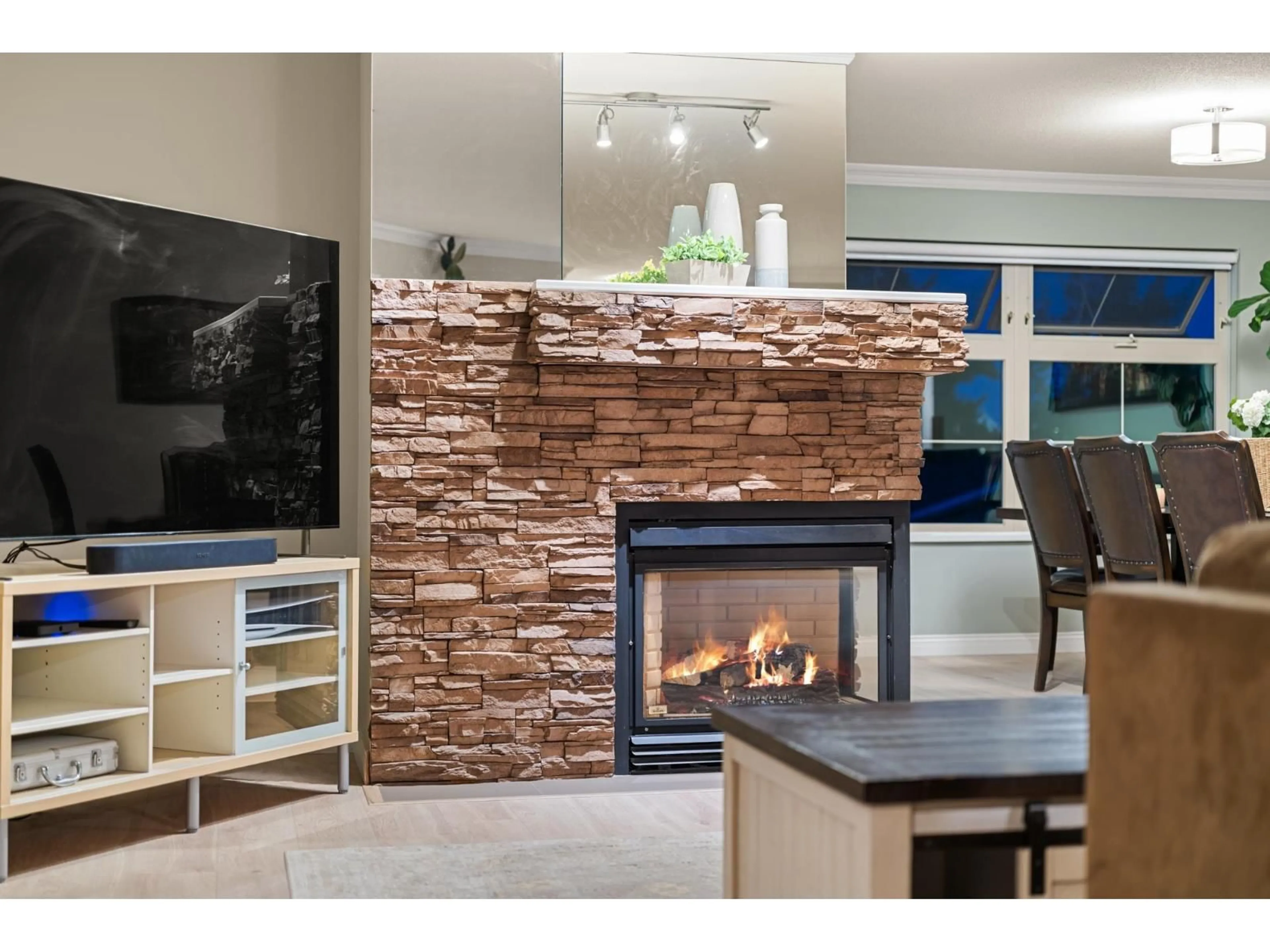 Unknown for 404 - 15220 GUILDFORD DRIVE, Surrey British Columbia V3R0Y6