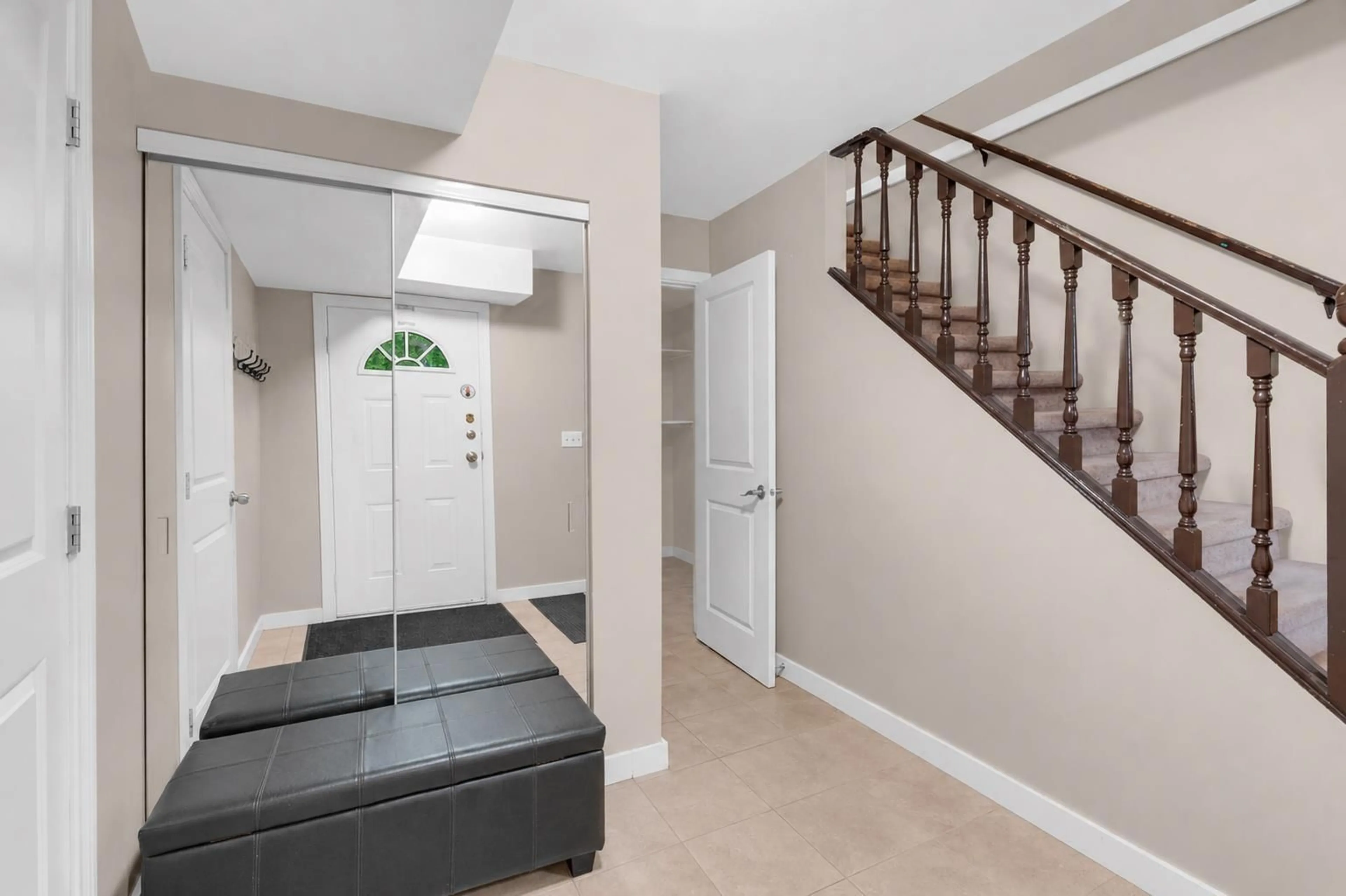Indoor entryway for 14318 68 AVE, Surrey British Columbia V3W2H4