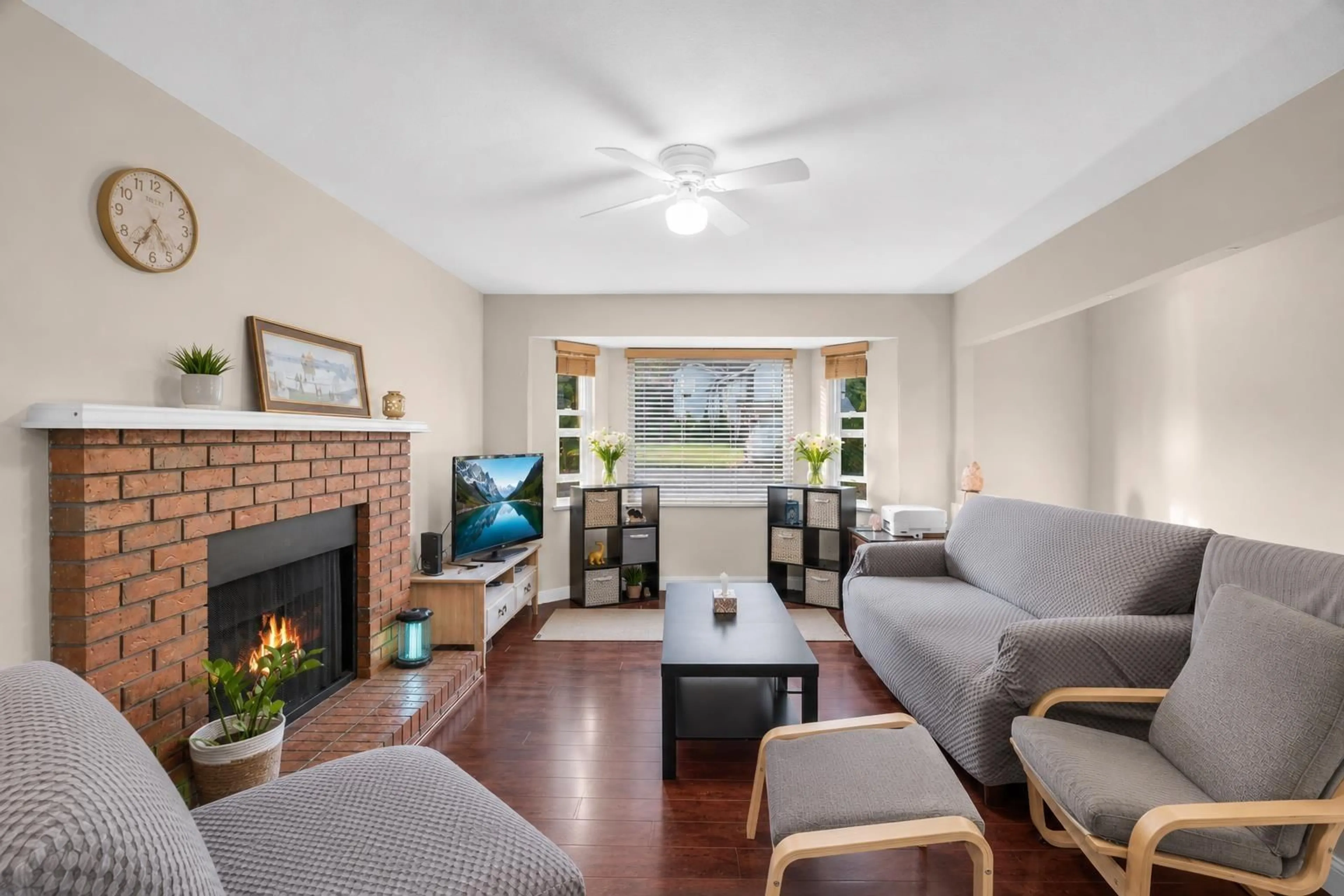 Living room with furniture, unknown for 14318 68 AVE, Surrey British Columbia V3W2H4