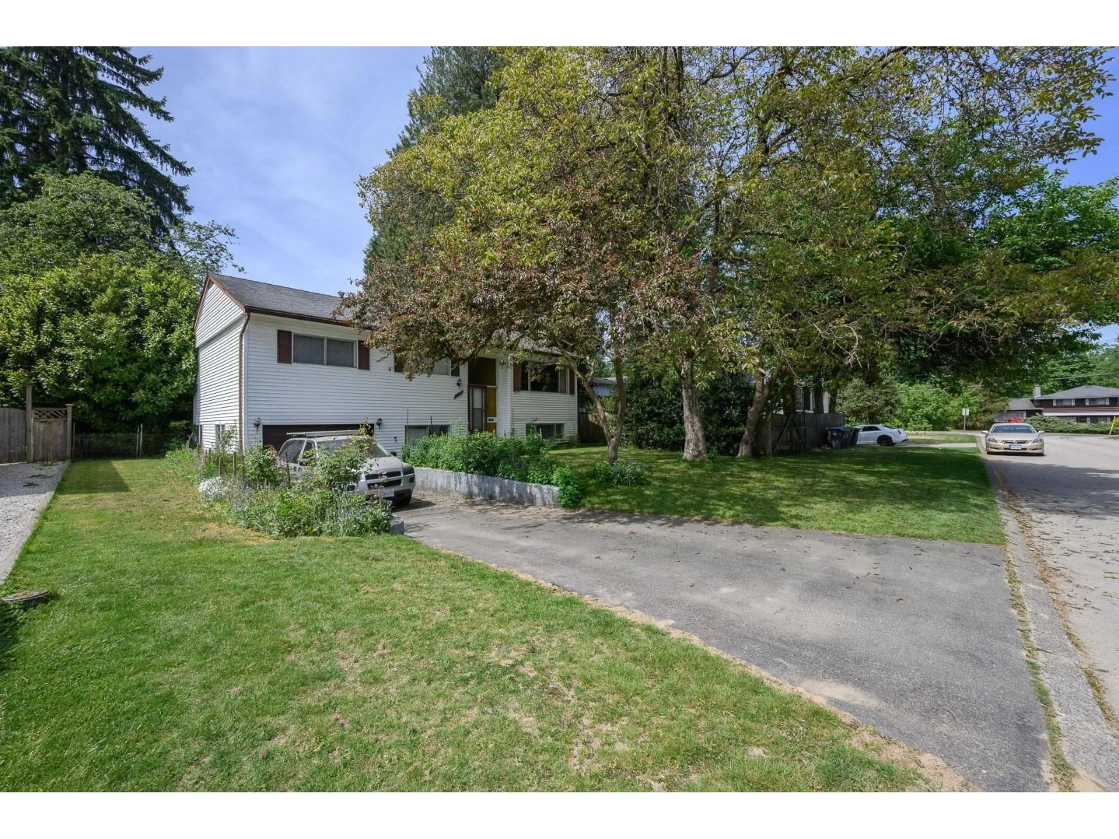 A pic from outside/outdoor area/front of a property/back of a property/a pic from drone, street for 10973 144A STREET, Surrey British Columbia V3R3P9