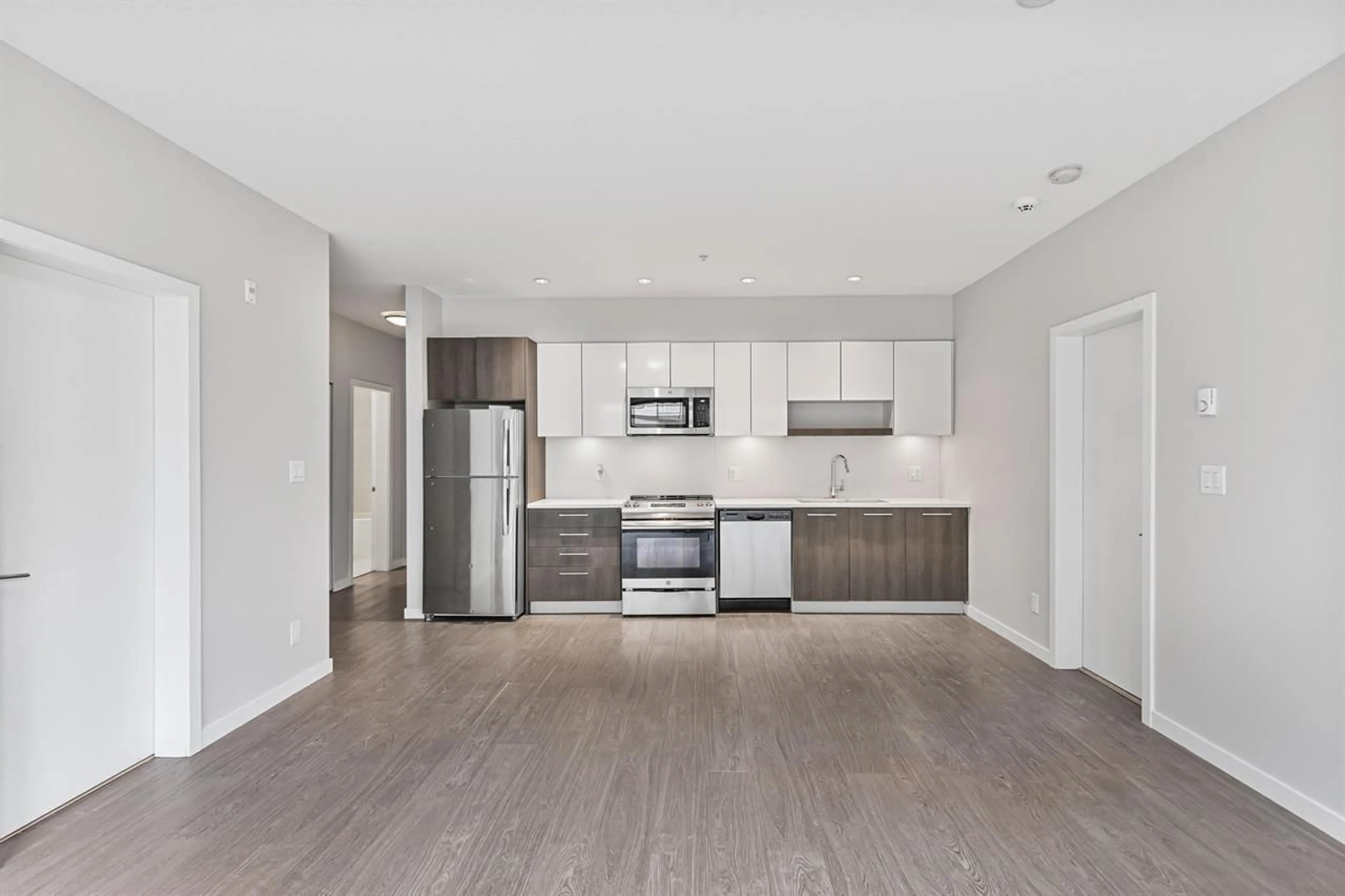 Open concept kitchen, wood/laminate floor for 210 - 13768 108 AVENUE, Surrey British Columbia V3T0L9