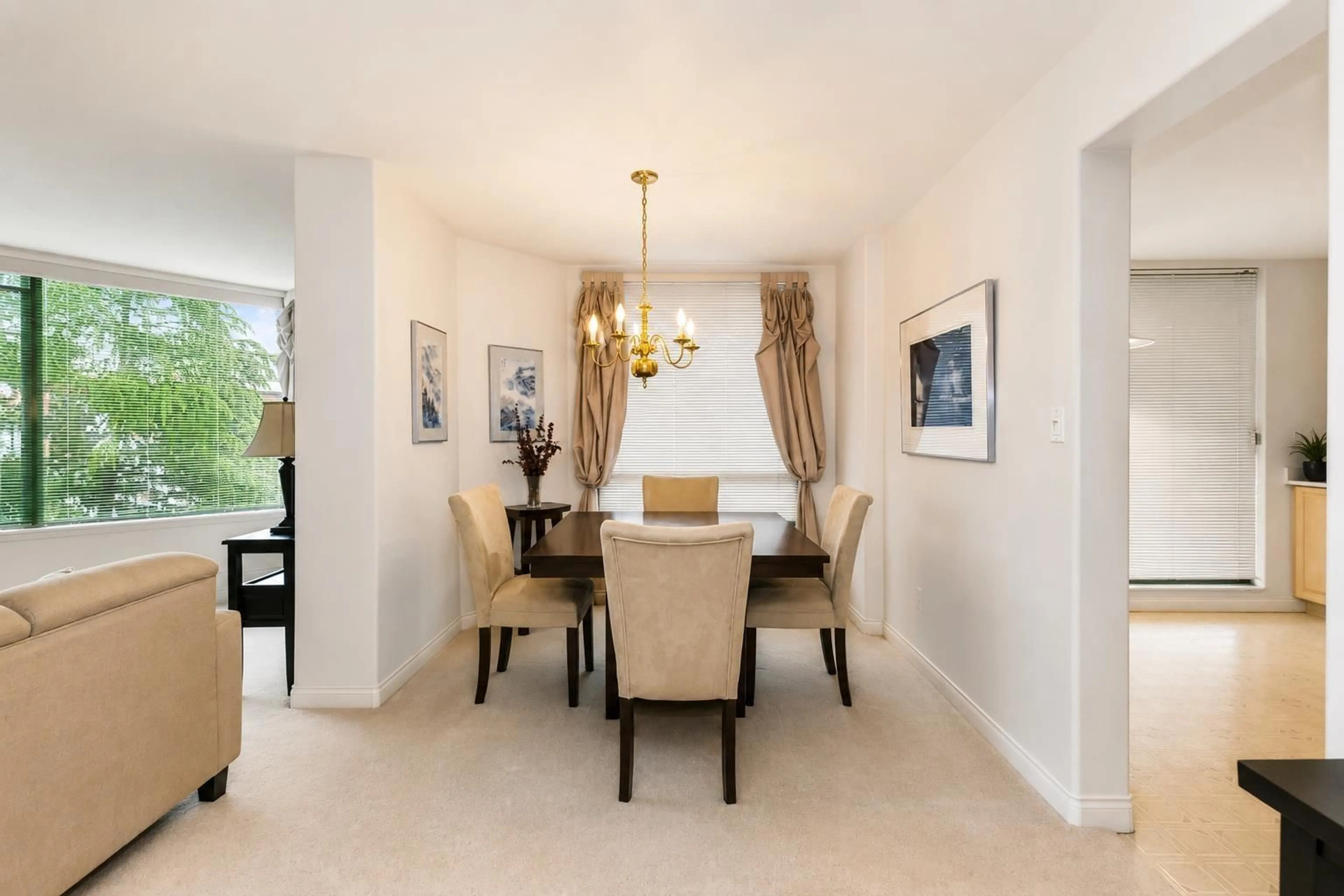 Dining room, ceramic/tile floor for 406 - 33065 MILL LAKE ROAD, Abbotsford British Columbia V2S8E6