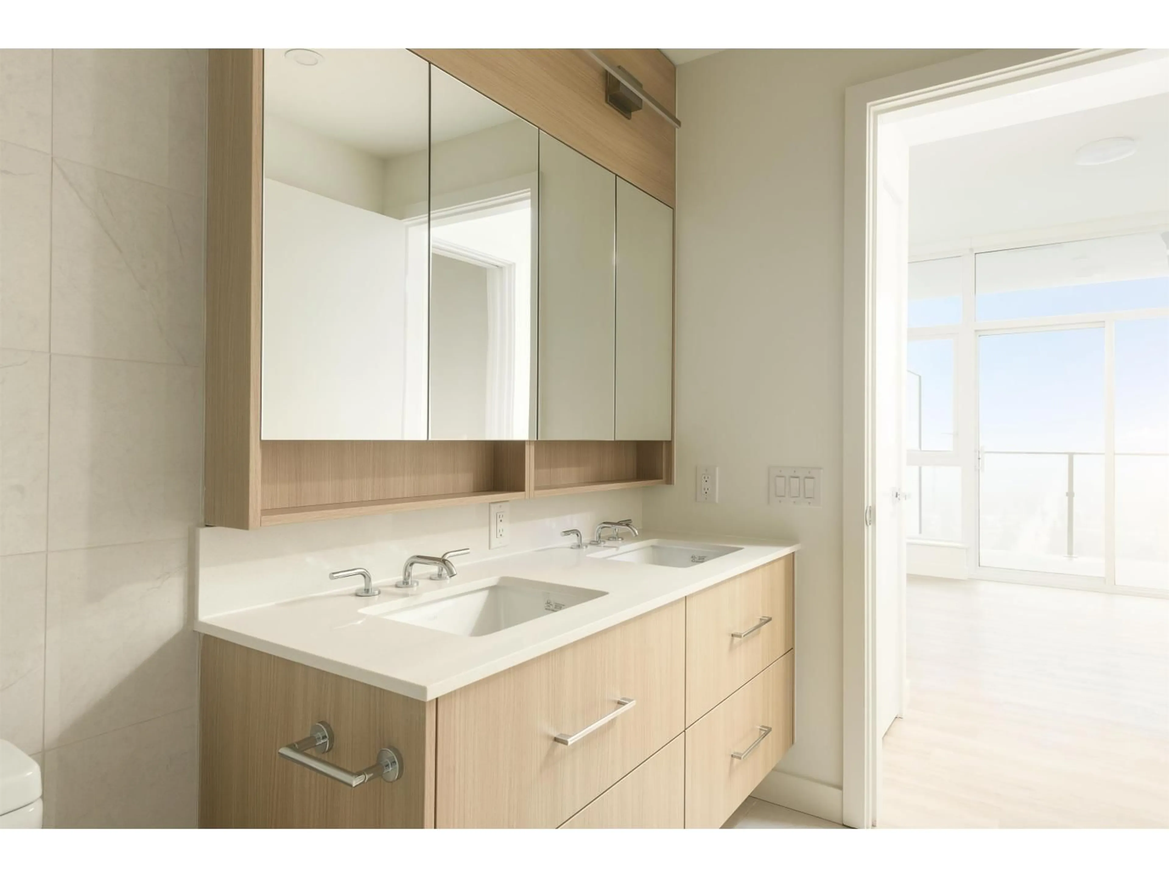 Standard bathroom, unknown for 305 - 9675 KING GEORGE BOULEVARD, Surrey British Columbia V3T0T7