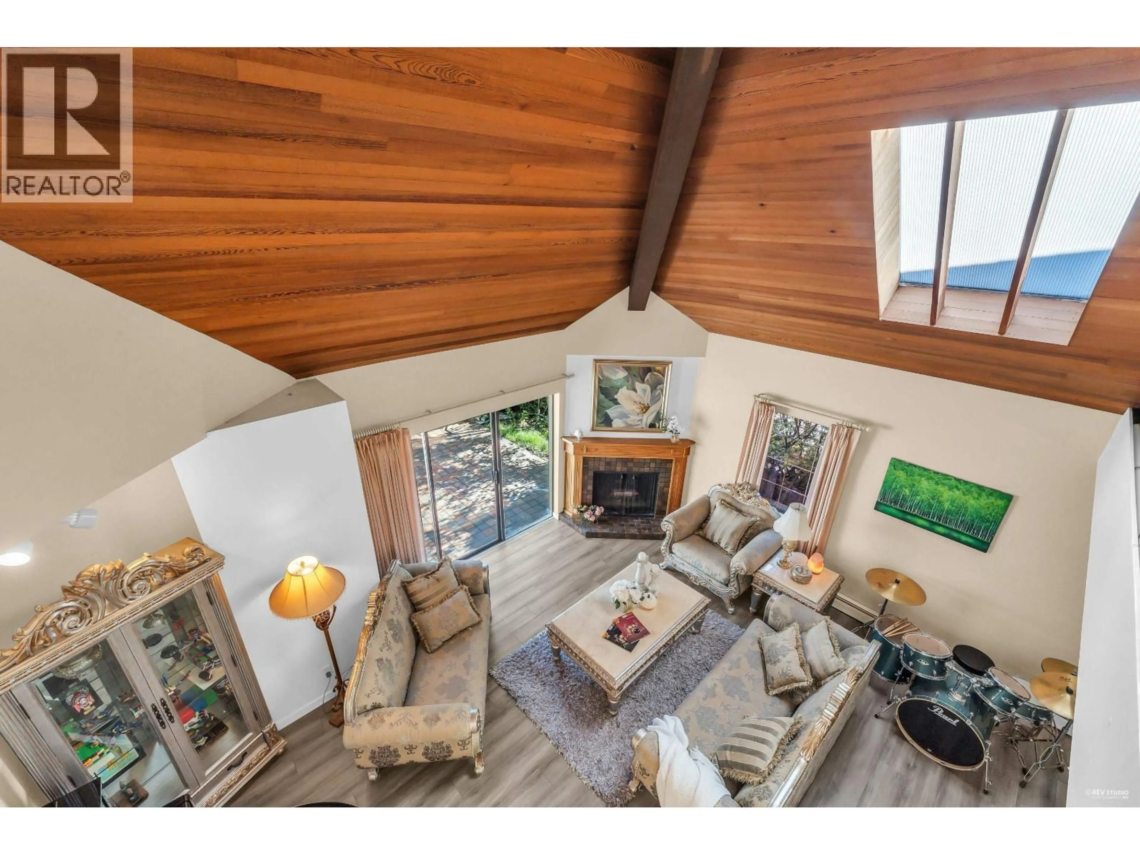 Living room with furniture, wood/laminate floor for 1040 JEFFERSON AVENUE, West Vancouver British Columbia V7T2A5