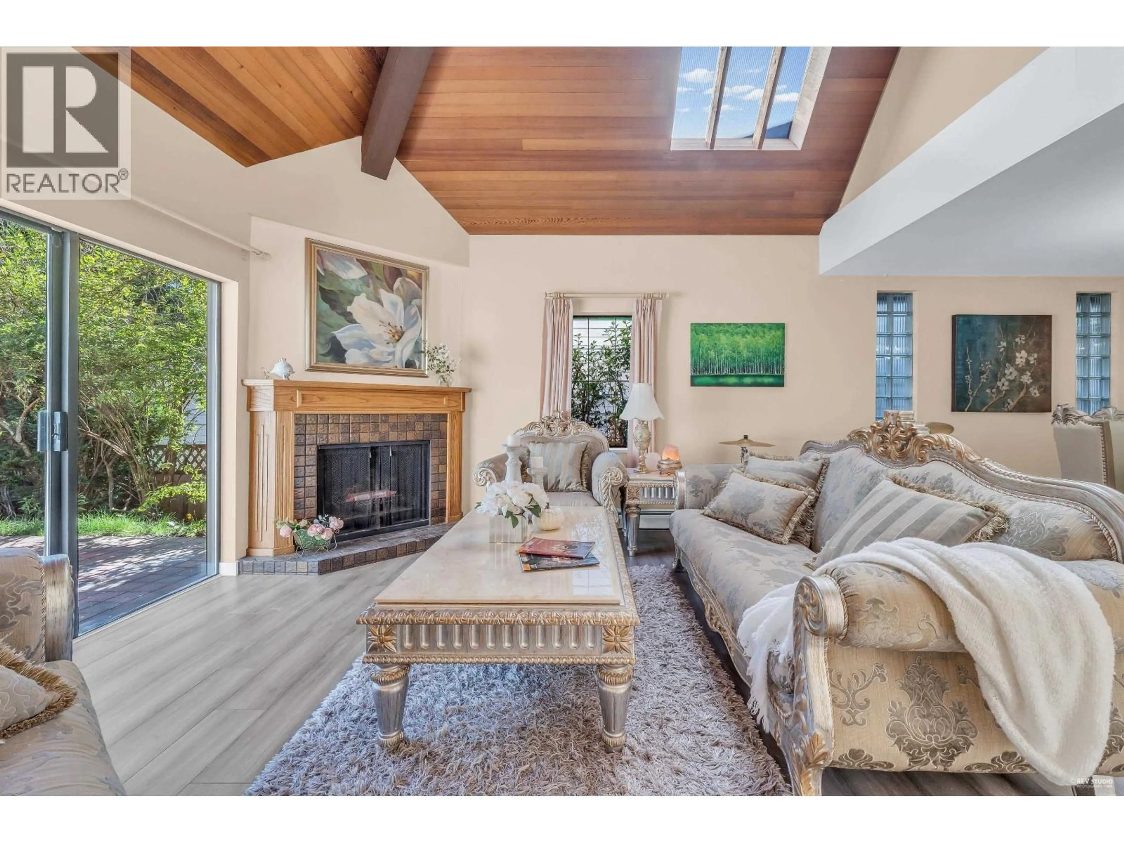 Living room with furniture, unknown for 1040 JEFFERSON AVENUE, West Vancouver British Columbia V7T2A5