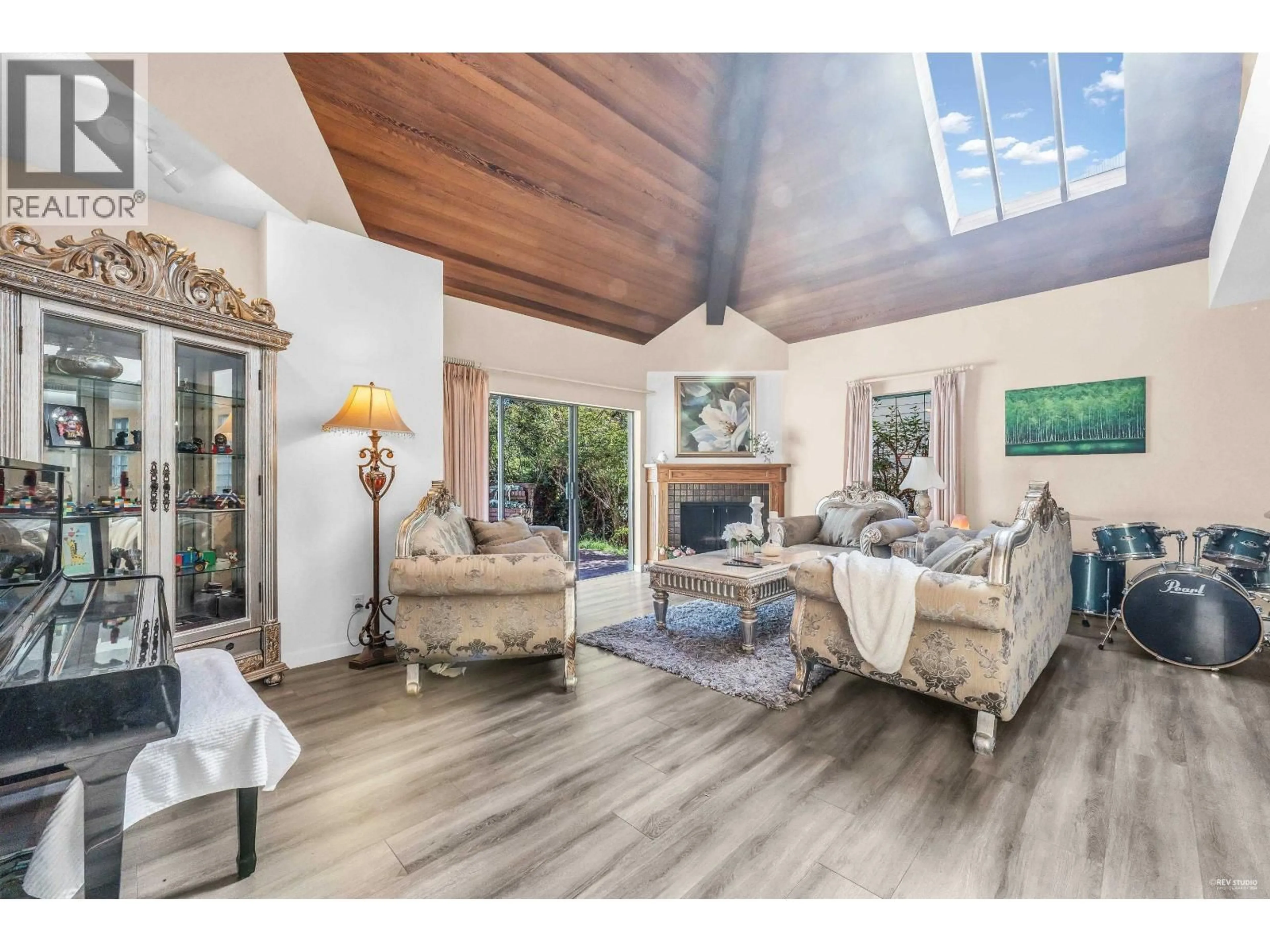 Living room with furniture, unknown for 1040 JEFFERSON AVENUE, West Vancouver British Columbia V7T2A5
