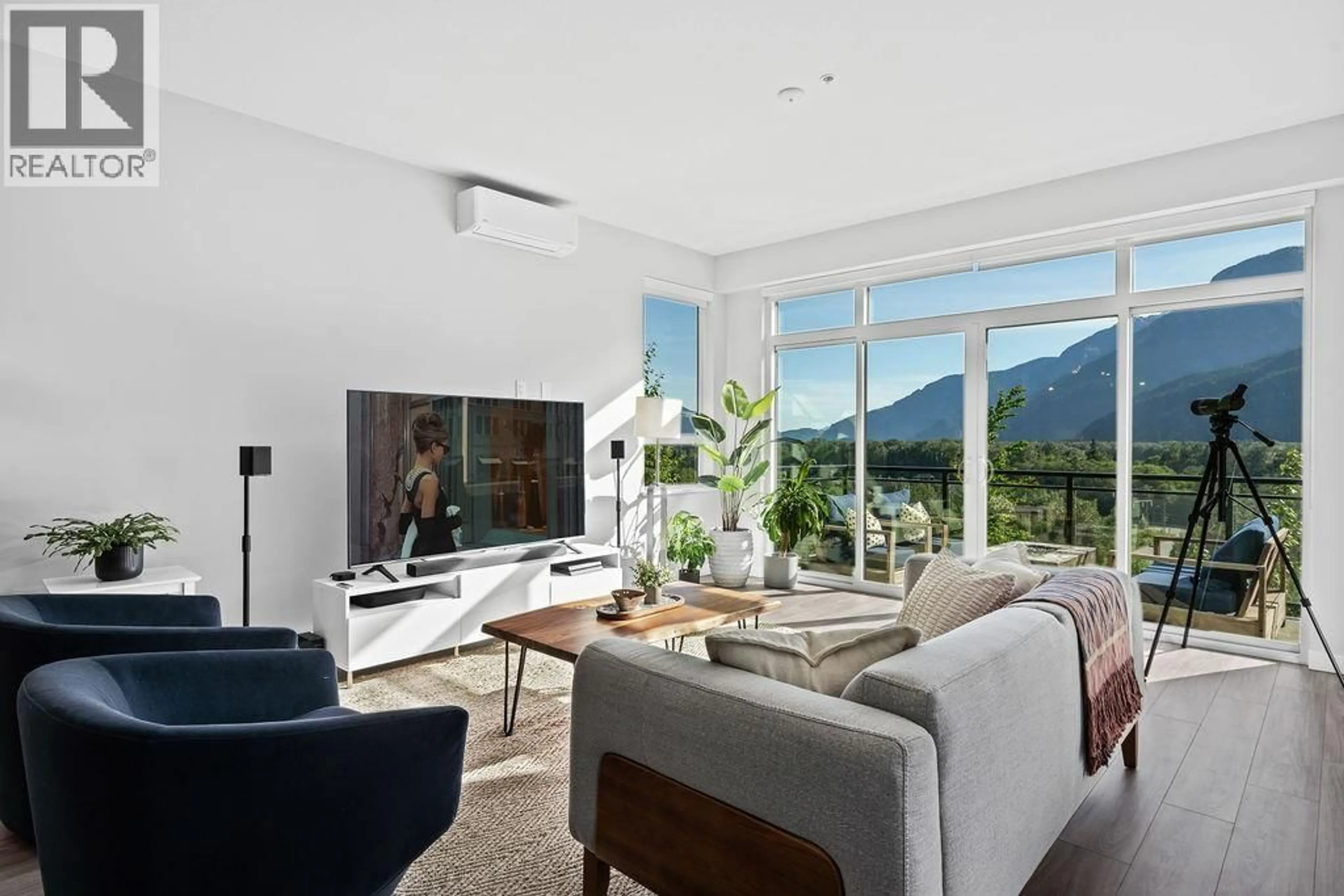 Living room with furniture, unknown for 41249 HIGHLINE PLACE, Squamish British Columbia V8B1C2