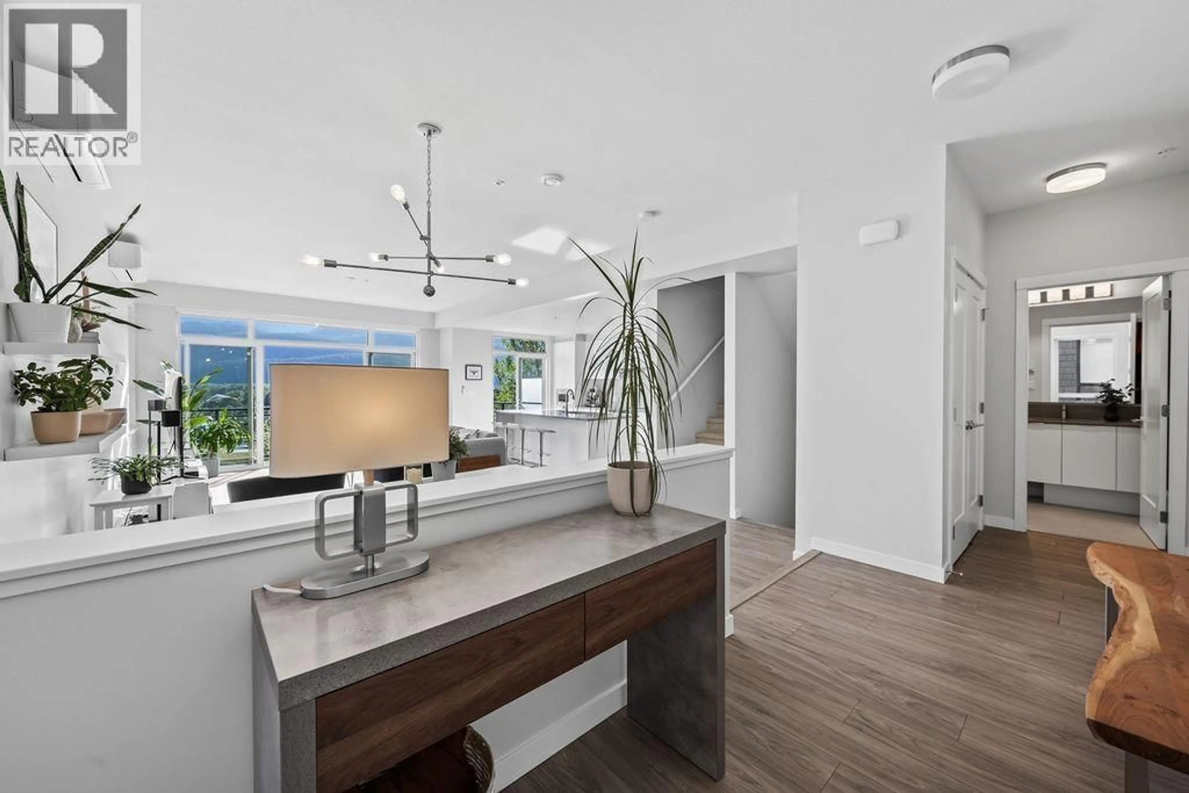 Indoor entryway for 41249 HIGHLINE PLACE, Squamish British Columbia V8B1C2