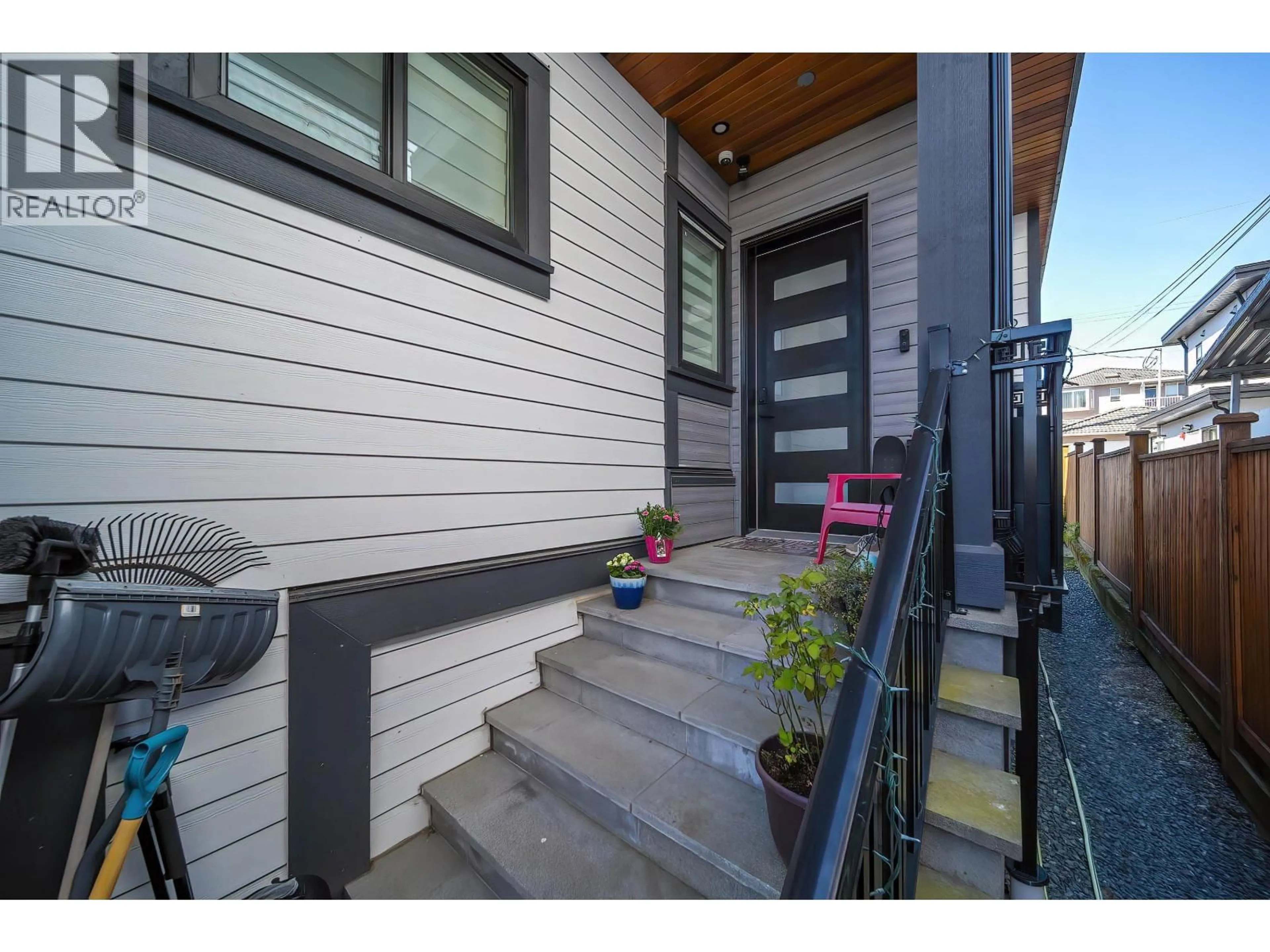 Indoor entryway for 749 60TH AVENUE, Vancouver British Columbia V5X2A5