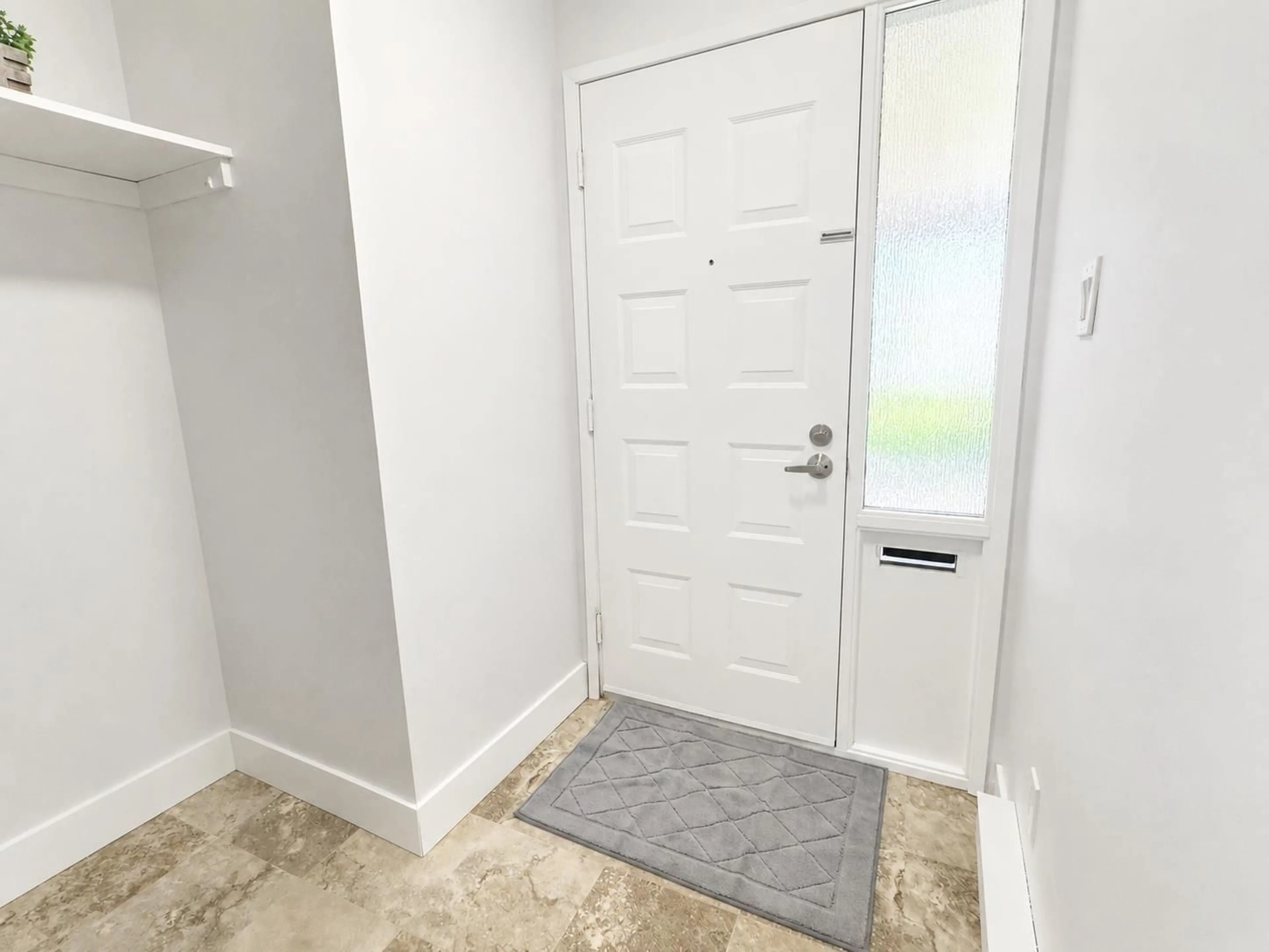 Indoor entryway for 10582 HOLLY PARK LANE, Surrey British Columbia V3R6X9