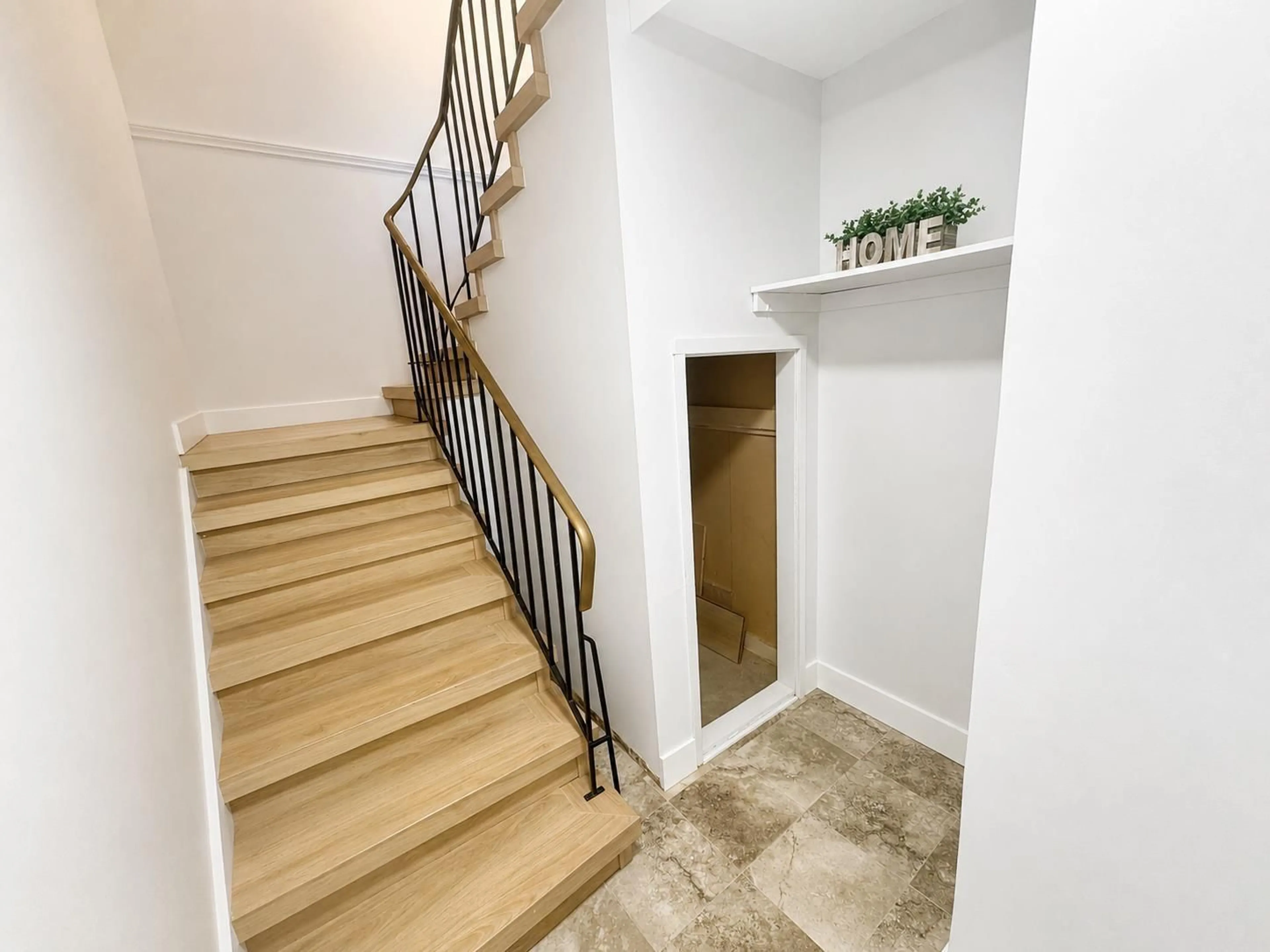 Stairs for 10582 HOLLY PARK LANE, Surrey British Columbia V3R6X9
