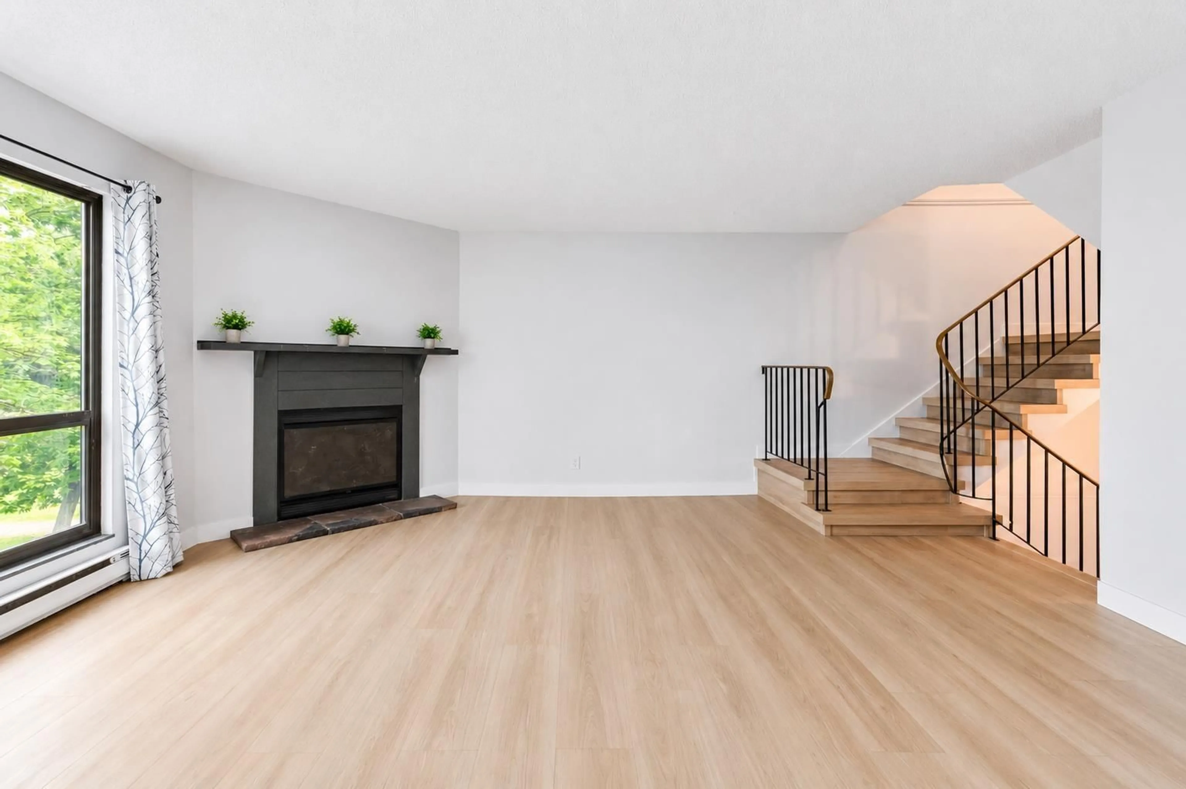 Living room with furniture, wood/laminate floor for 10582 HOLLY PARK LANE, Surrey British Columbia V3R6X9