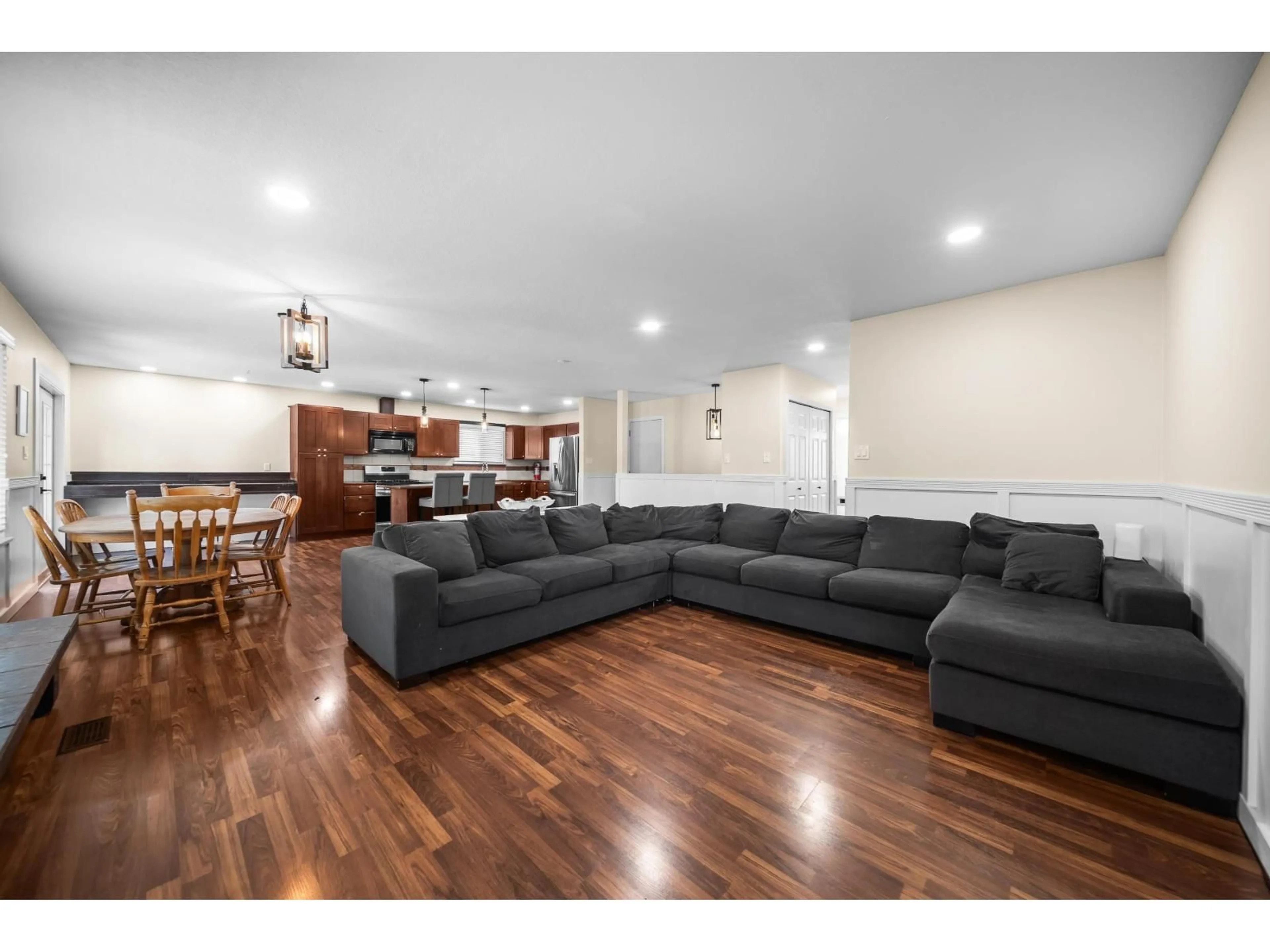 Living room with furniture, wood/laminate floor for 34050 SHANNON DRIVE, Abbotsford British Columbia V2S5C8