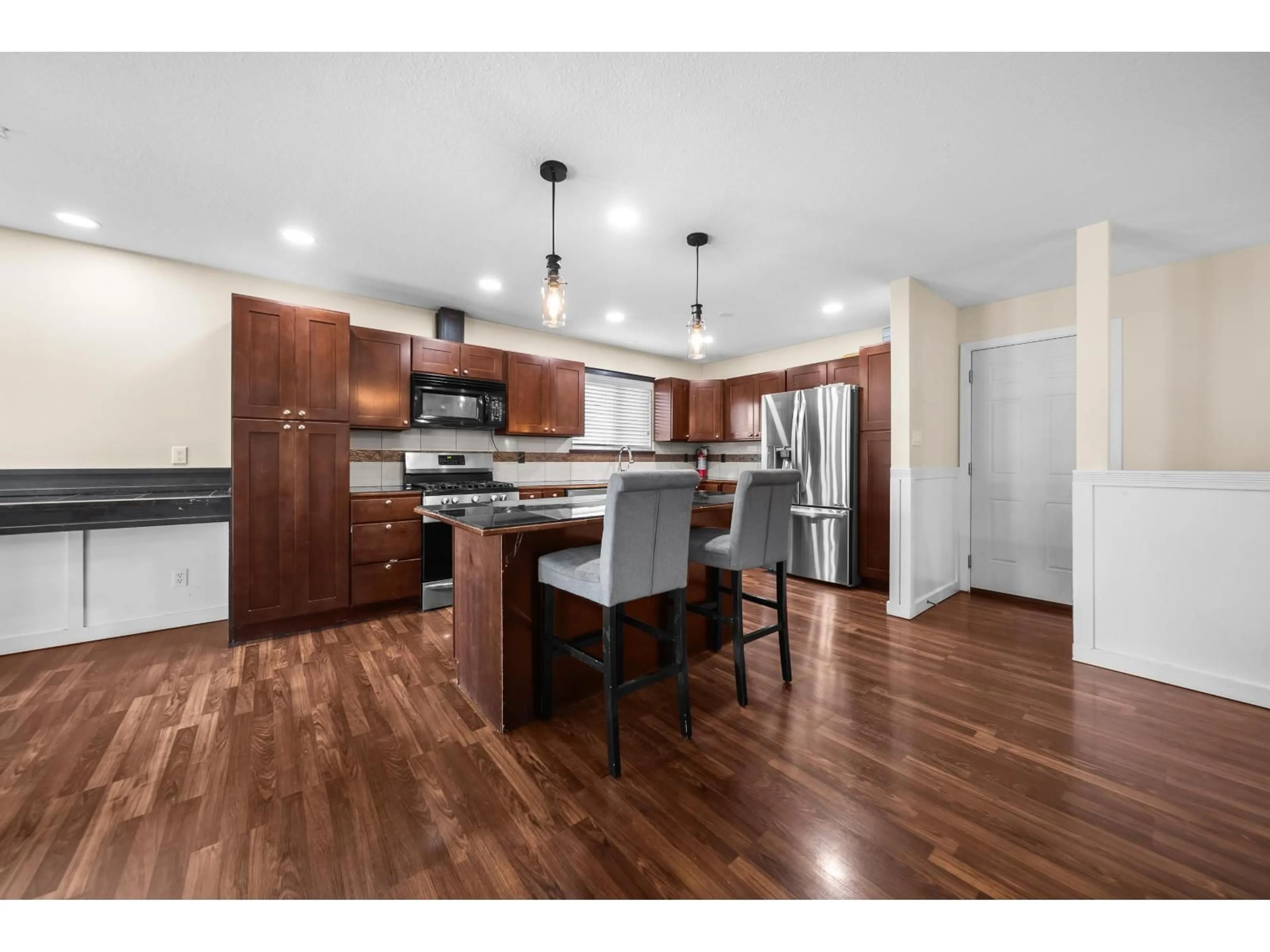 Open concept kitchen, wood/laminate floor for 34050 SHANNON DRIVE, Abbotsford British Columbia V2S5C8