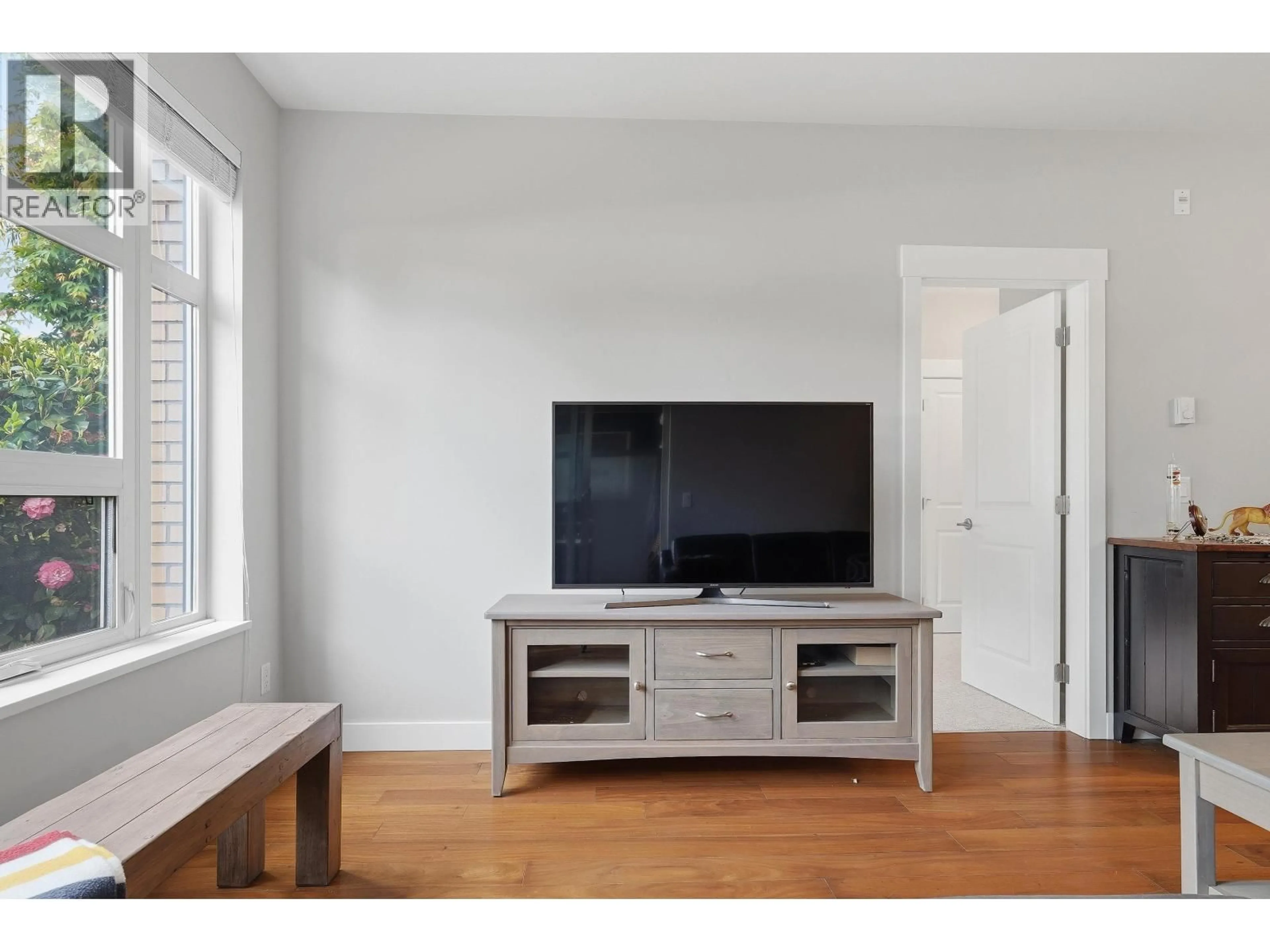 Living room with furniture, wood/laminate floor for 103 - 1166 54A STREET, Delta British Columbia V4M4B5