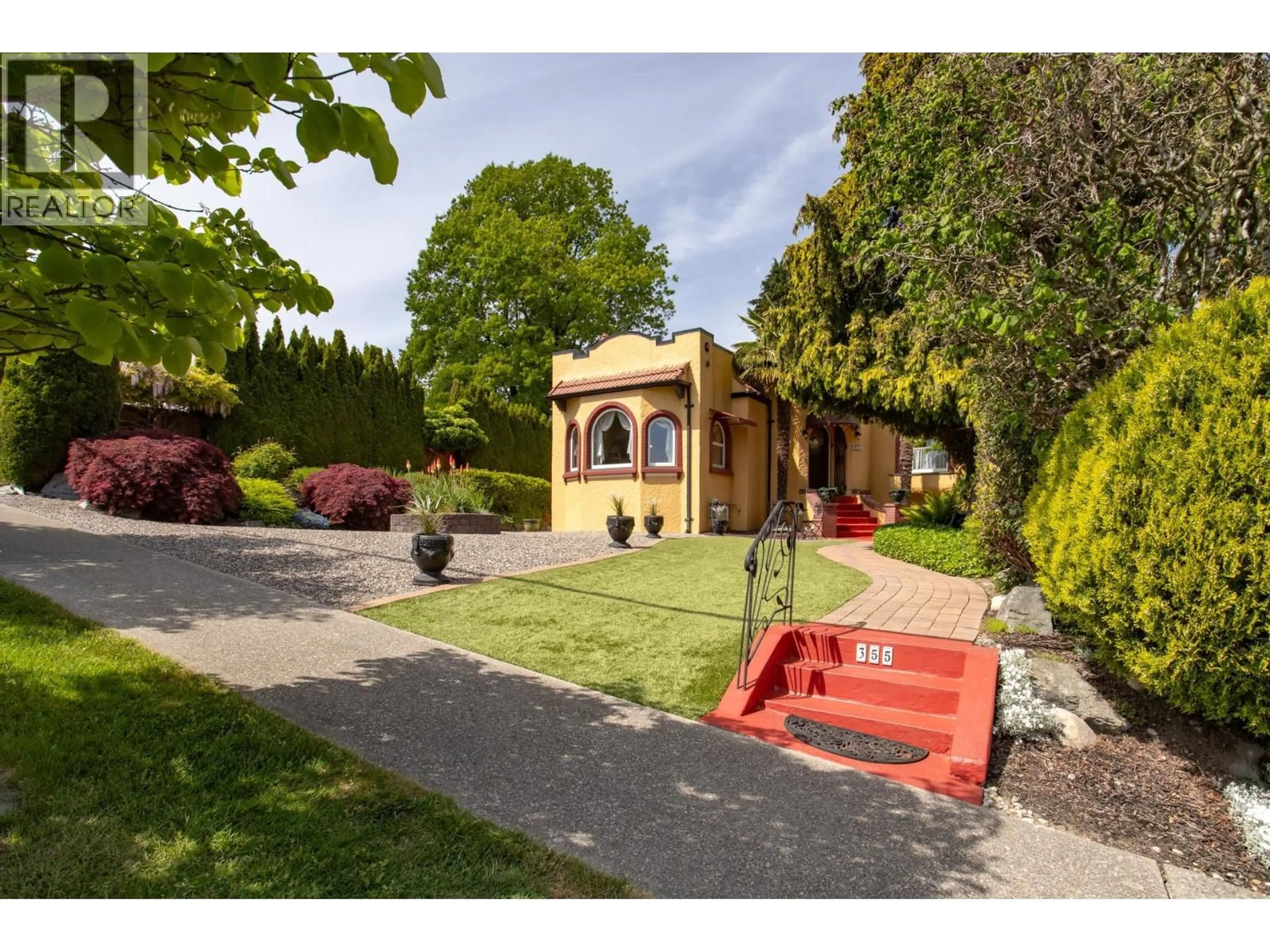 A pic from outside/outdoor area/front of a property/back of a property/a pic from drone, street for 355 CUMBERLAND STREET, New Westminster British Columbia V3L3G4
