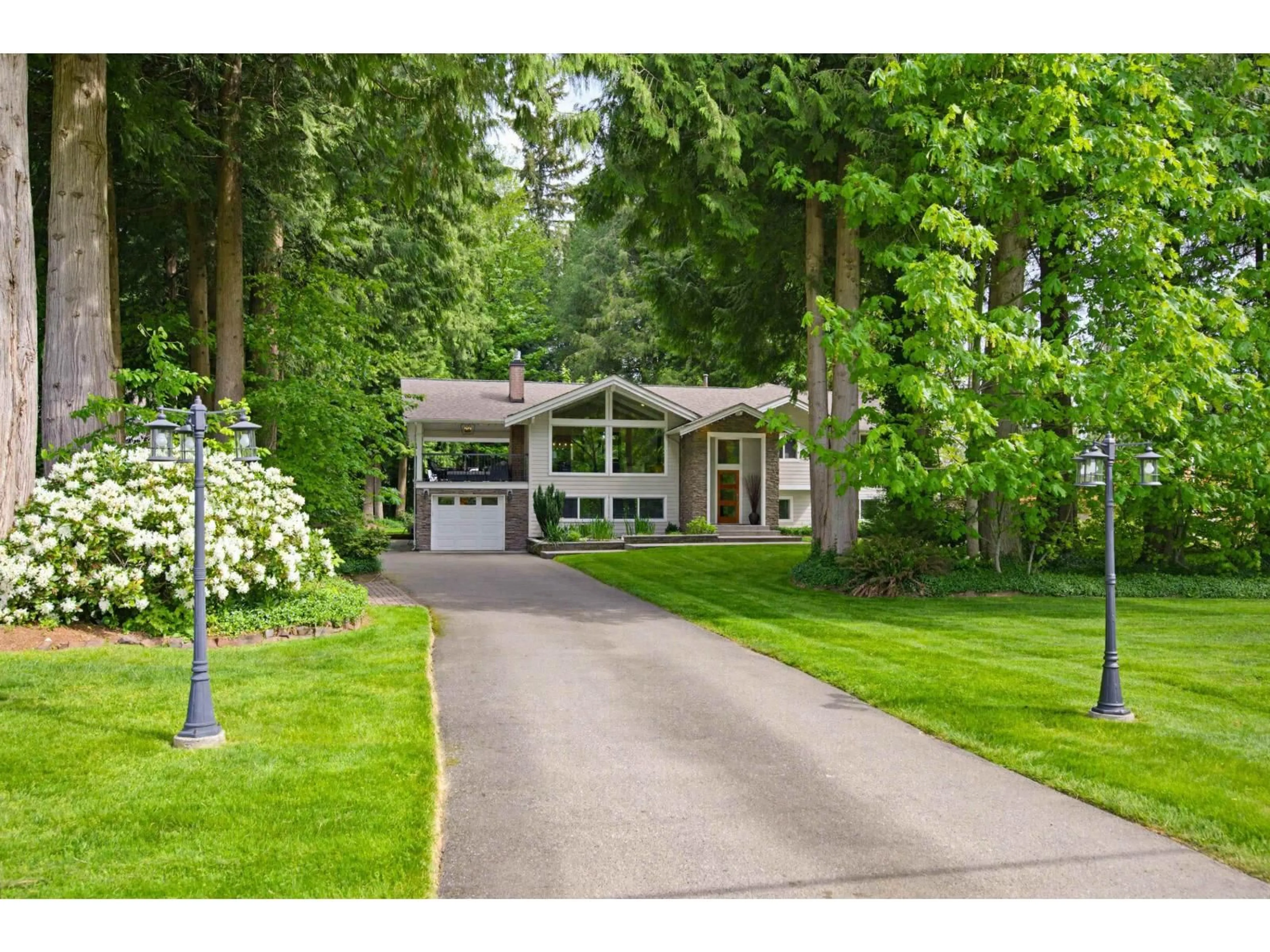 Indoor foyer for 24165 65 AVENUE, Langley British Columbia V2Y2H1