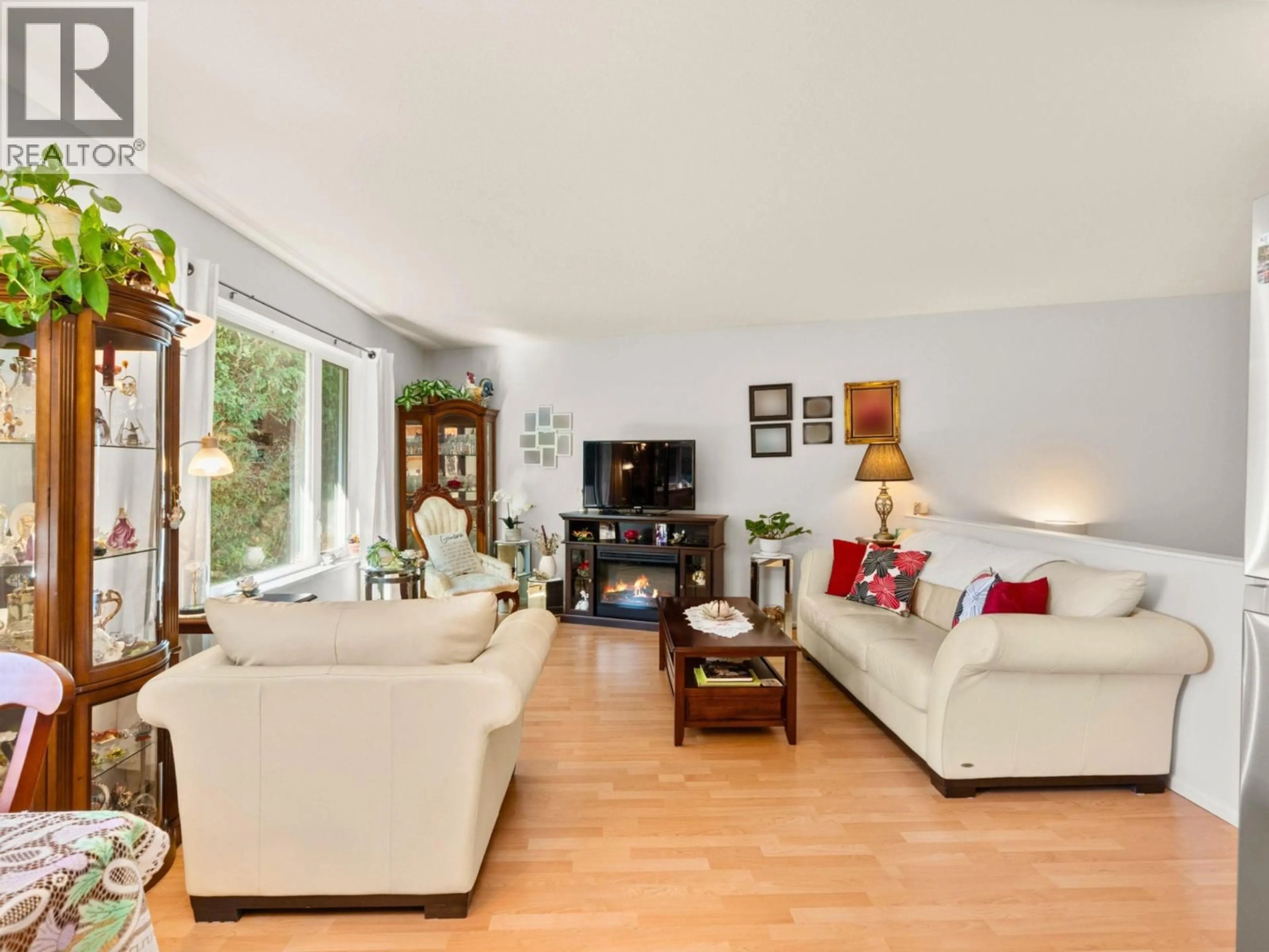 Living room with furniture, wood/laminate floor for 38 - 5761 WHARF AVENUE, Sechelt British Columbia V0N3A0