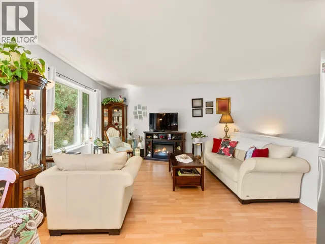 38 - 5761 WHARF AVENUE, Sechelt 3