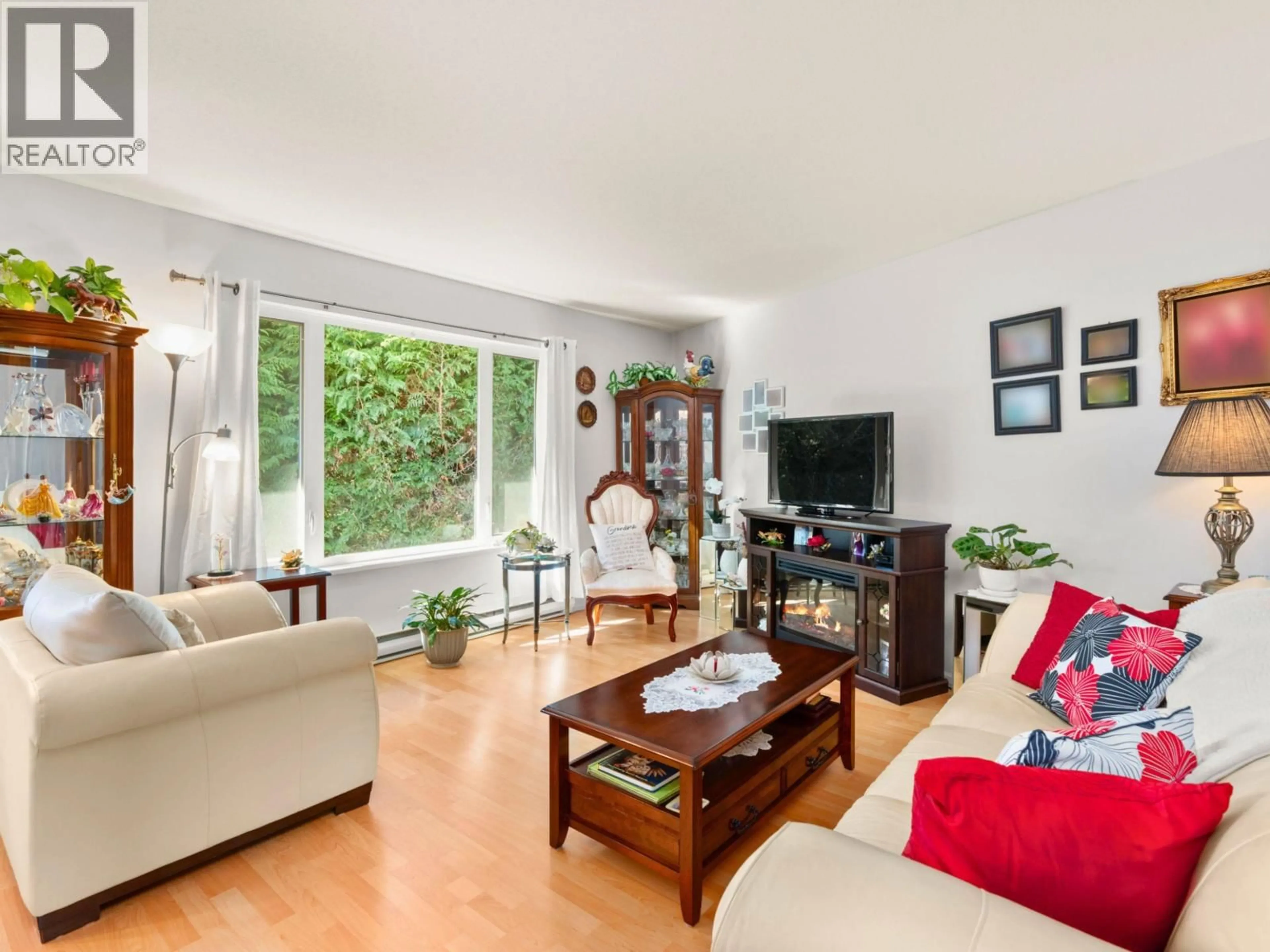 Living room with furniture, wood/laminate floor for 38 - 5761 WHARF AVENUE, Sechelt British Columbia V0N3A0