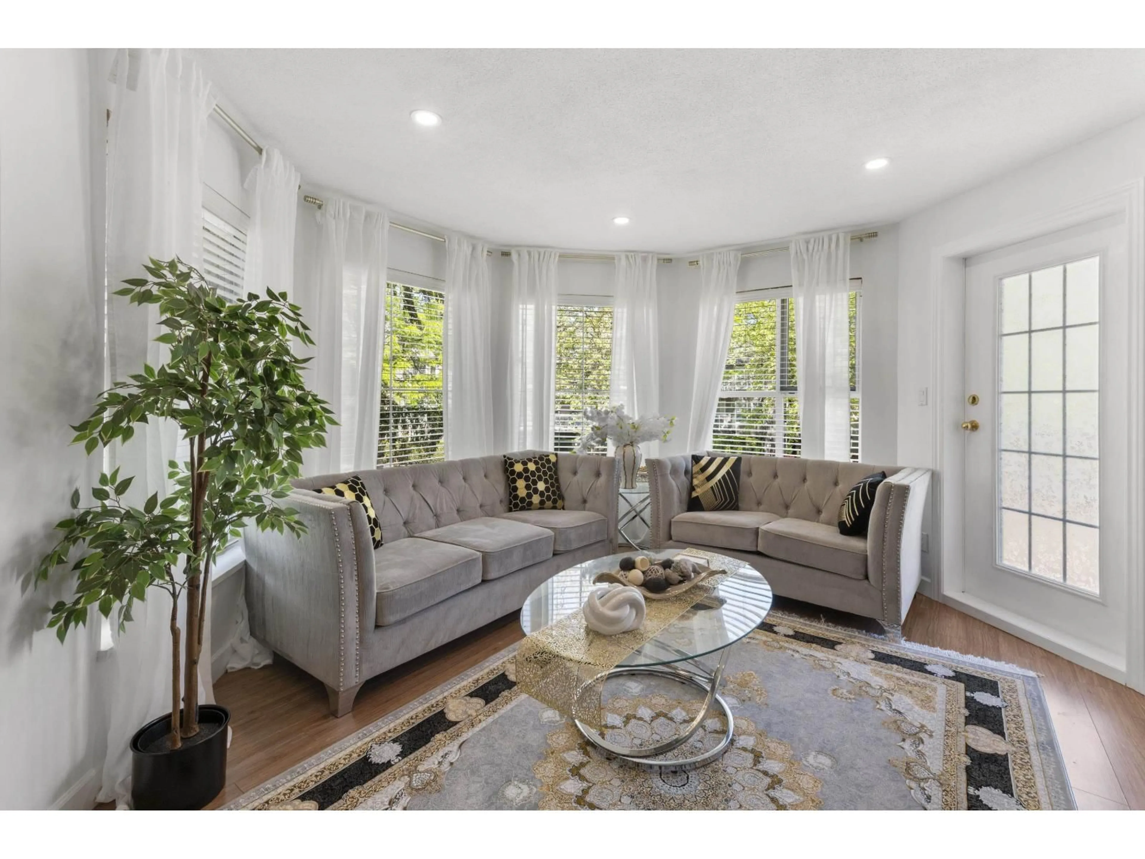 Living room with furniture, unknown for 315 - 15140 108 AVENUE, Surrey British Columbia V3R0T9