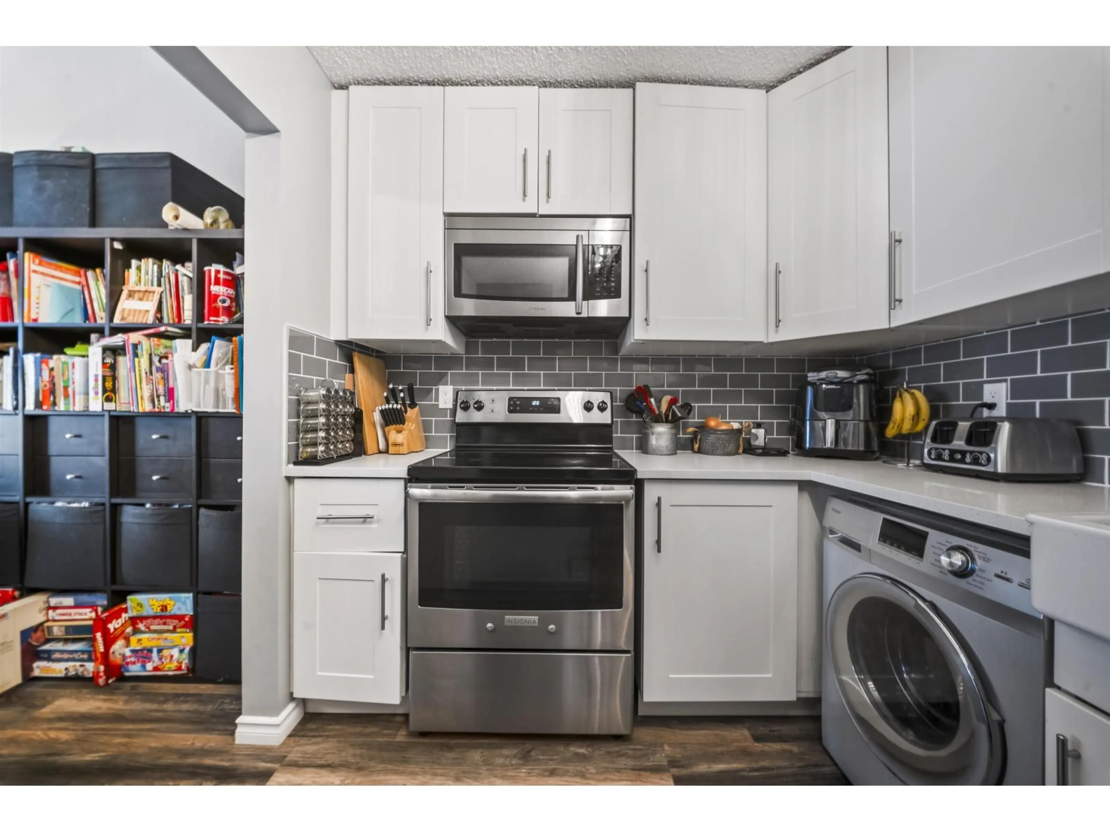 Standard kitchen, wood/laminate floor for 317 - 33400 BOURQUIN PLACE, Abbotsford British Columbia V2S5G3