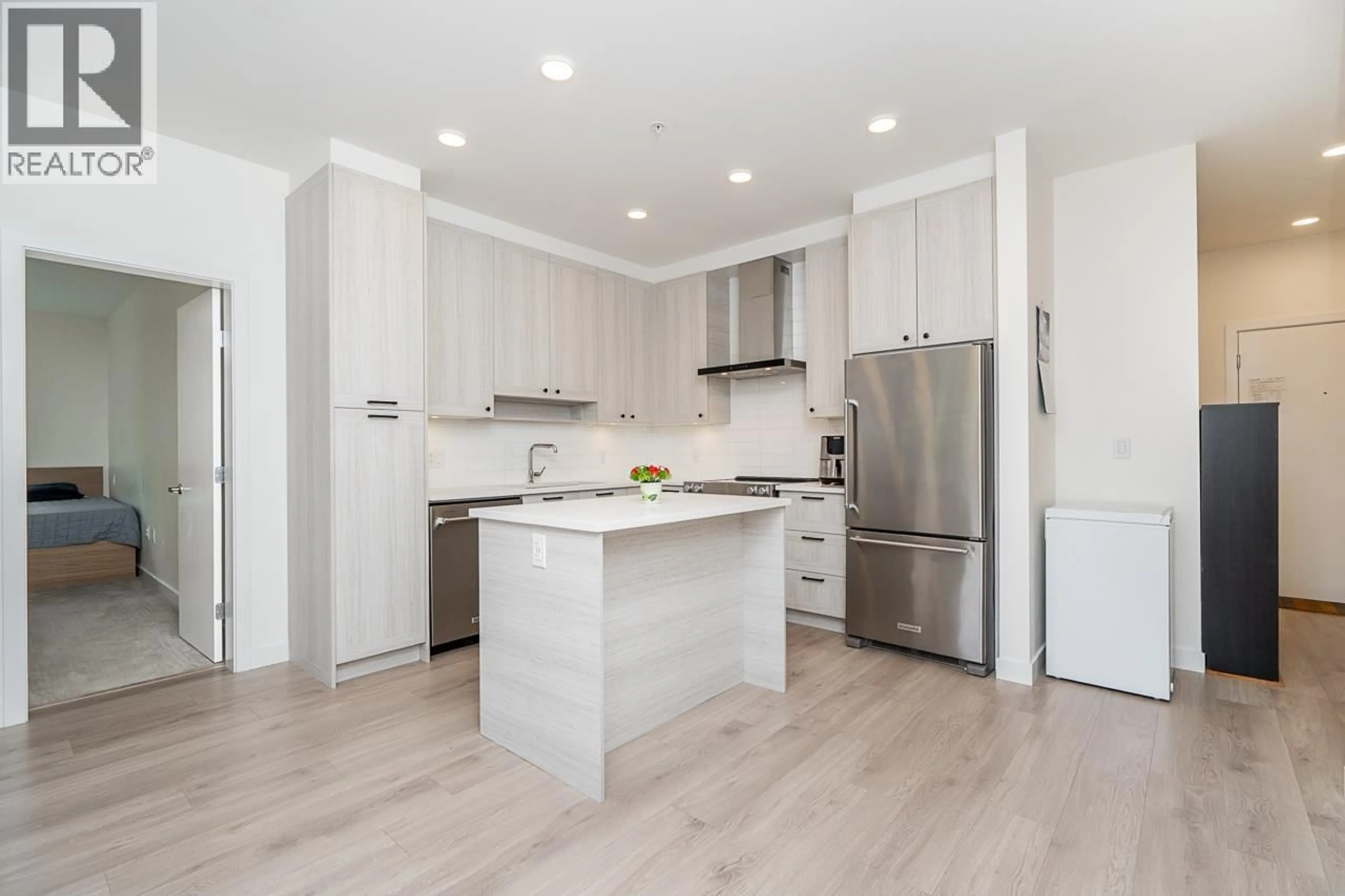 Open concept kitchen, unknown for 102 - 7133 14TH AVENUE, Burnaby British Columbia V3N0H5