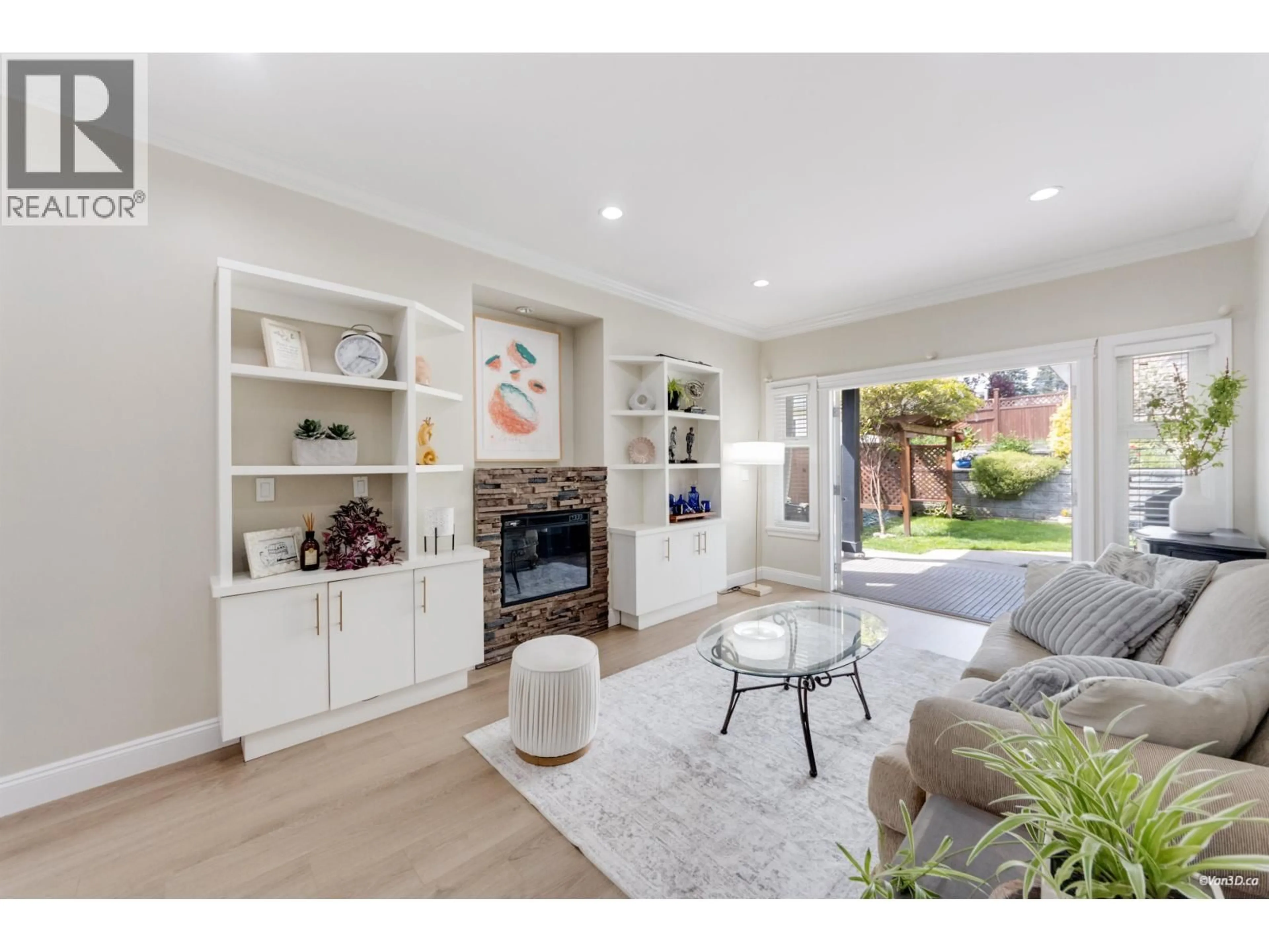 Living room with furniture, unknown for 2101 LORRAINE AVENUE, Coquitlam British Columbia V3K2M7