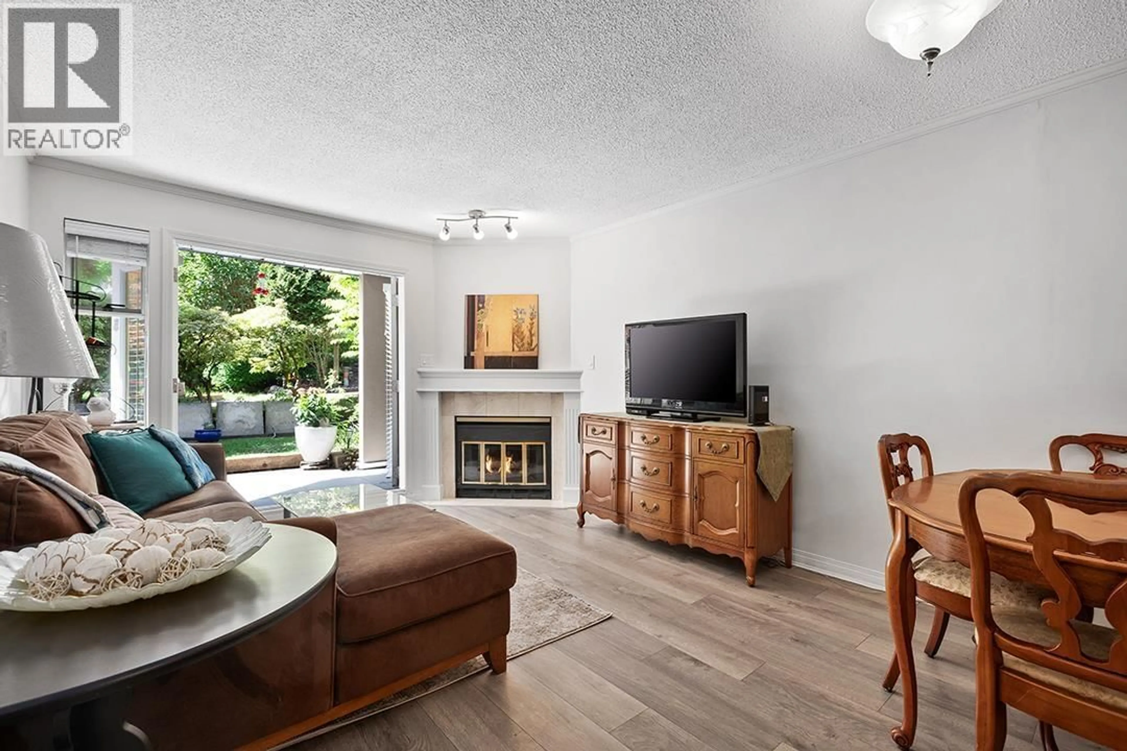 Living room with furniture, wood/laminate floor for 102 - 74 MINER STREET, New Westminster British Columbia V3L5N6