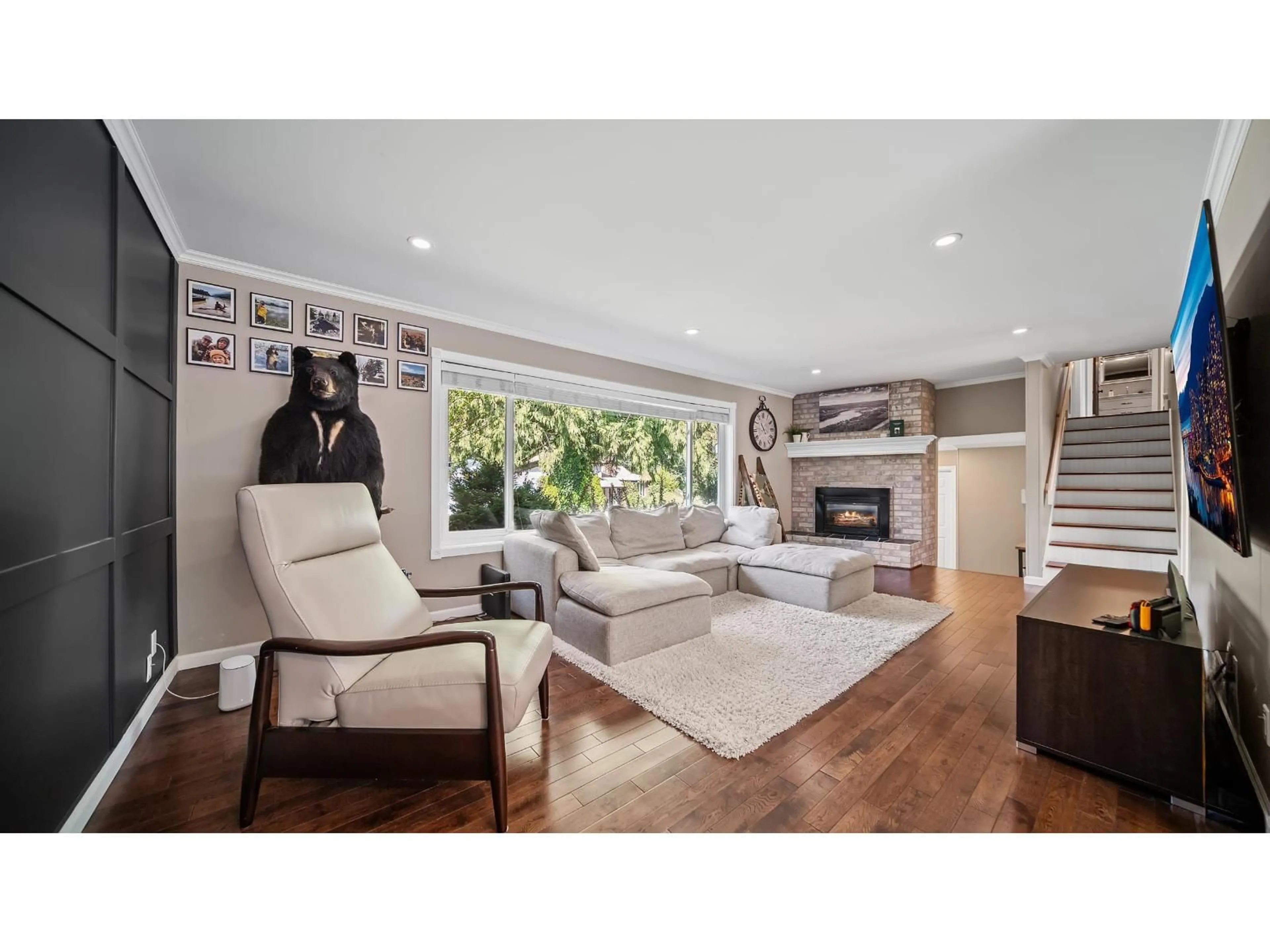 Living room with furniture, wood/laminate floor for 3222 CHESTNUT STREET, Abbotsford British Columbia V2S4M1