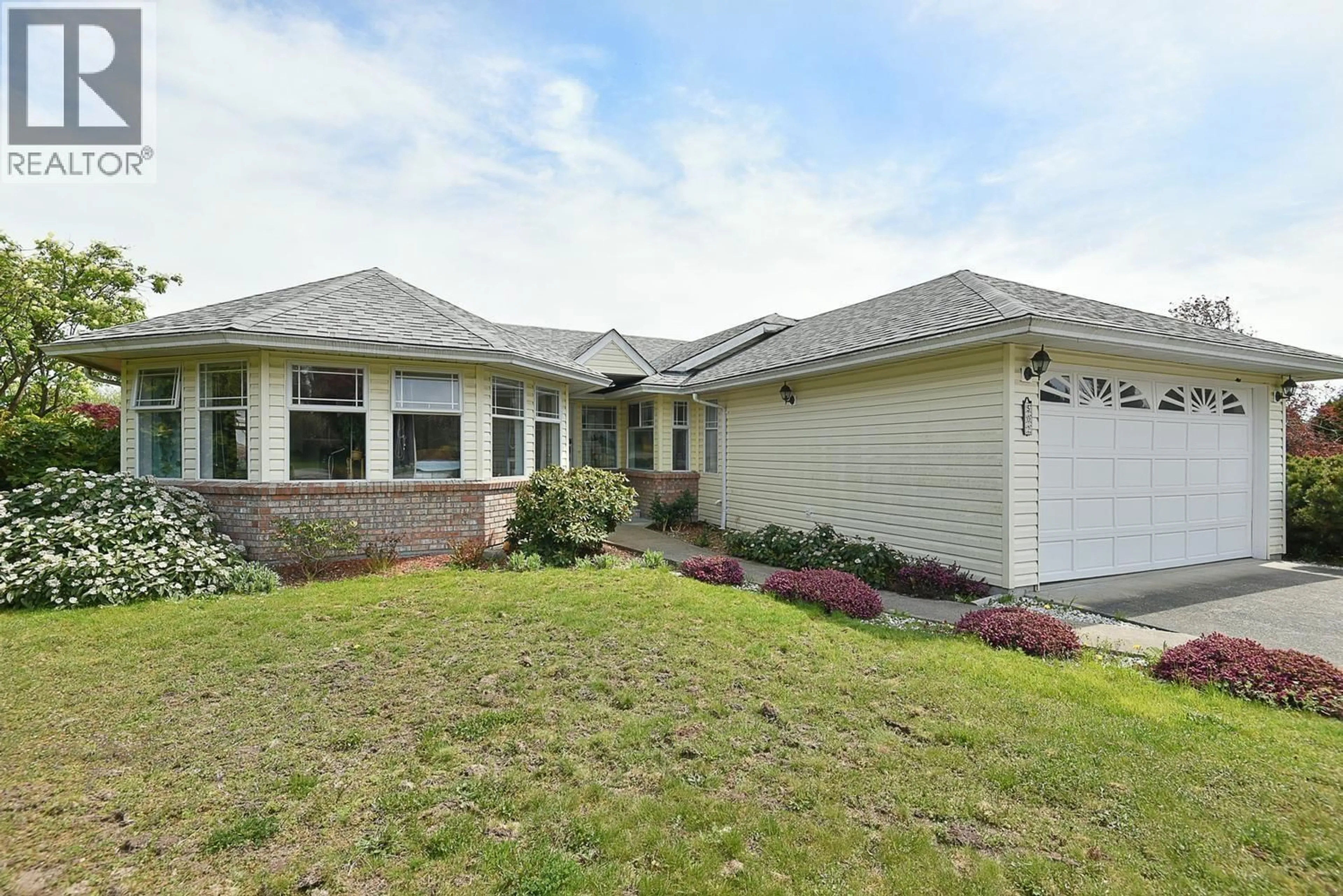 Home with vinyl exterior material, street for 502 EAGLECREST DRIVE, Gibsons British Columbia V0N1V8