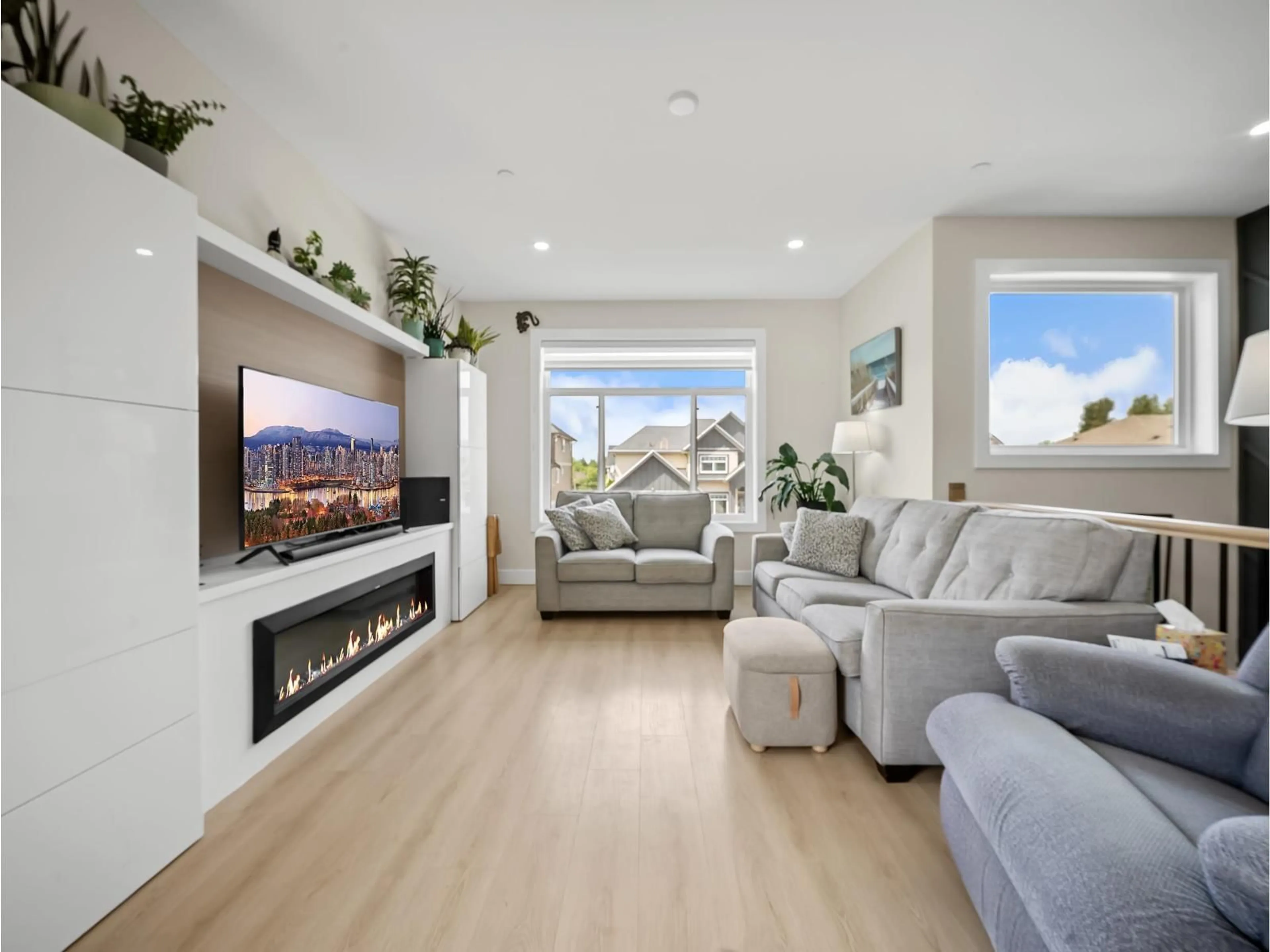 Living room with furniture, unknown for 8586 TUPPER BOULEVARD, Mission British Columbia V2V0A3