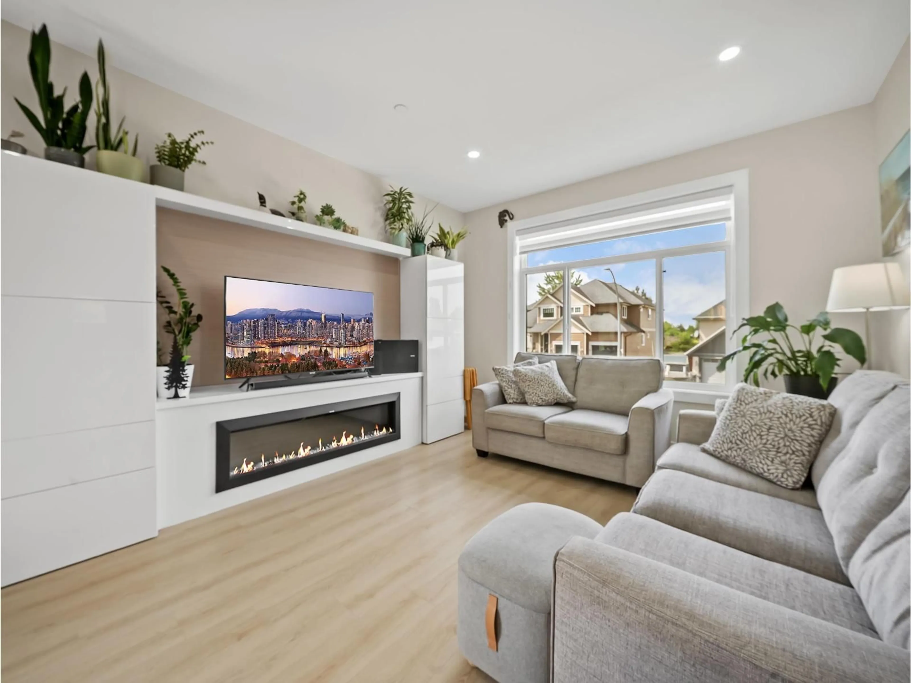 Living room with furniture, wood/laminate floor for 8586 TUPPER BOULEVARD, Mission British Columbia V2V0A3