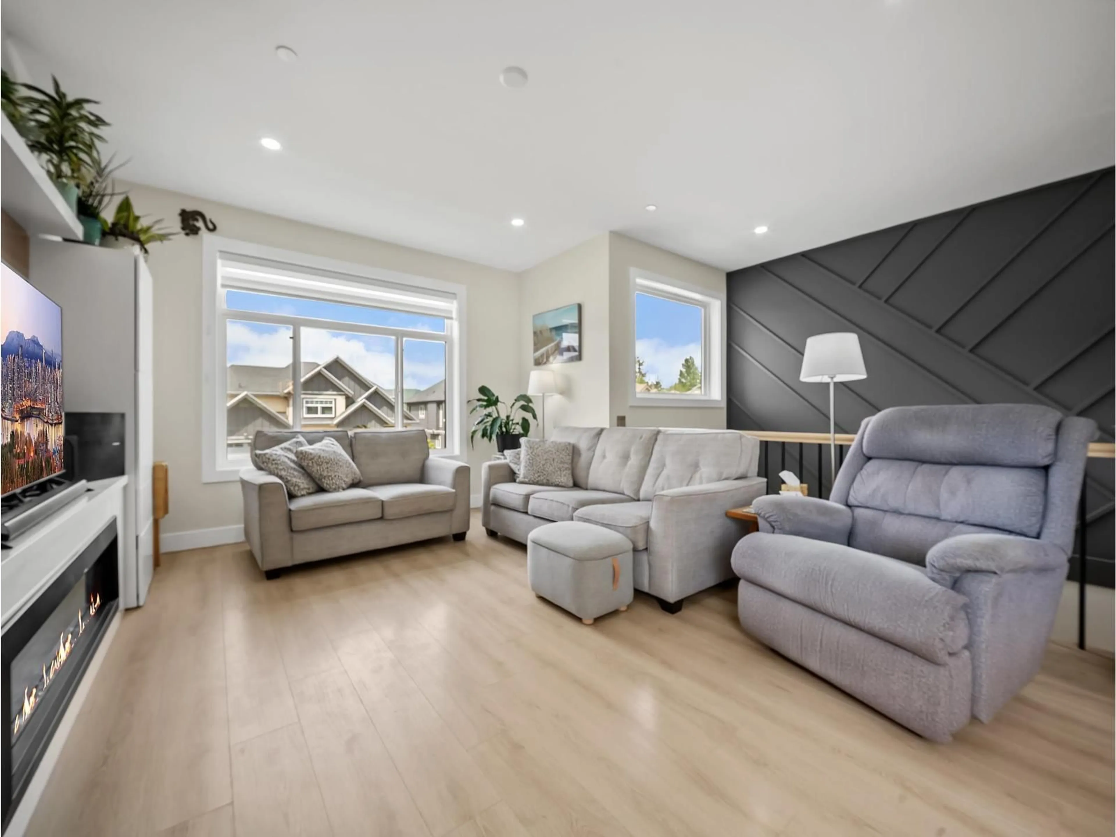 Living room with furniture, wood/laminate floor for 8586 TUPPER BOULEVARD, Mission British Columbia V2V0A3