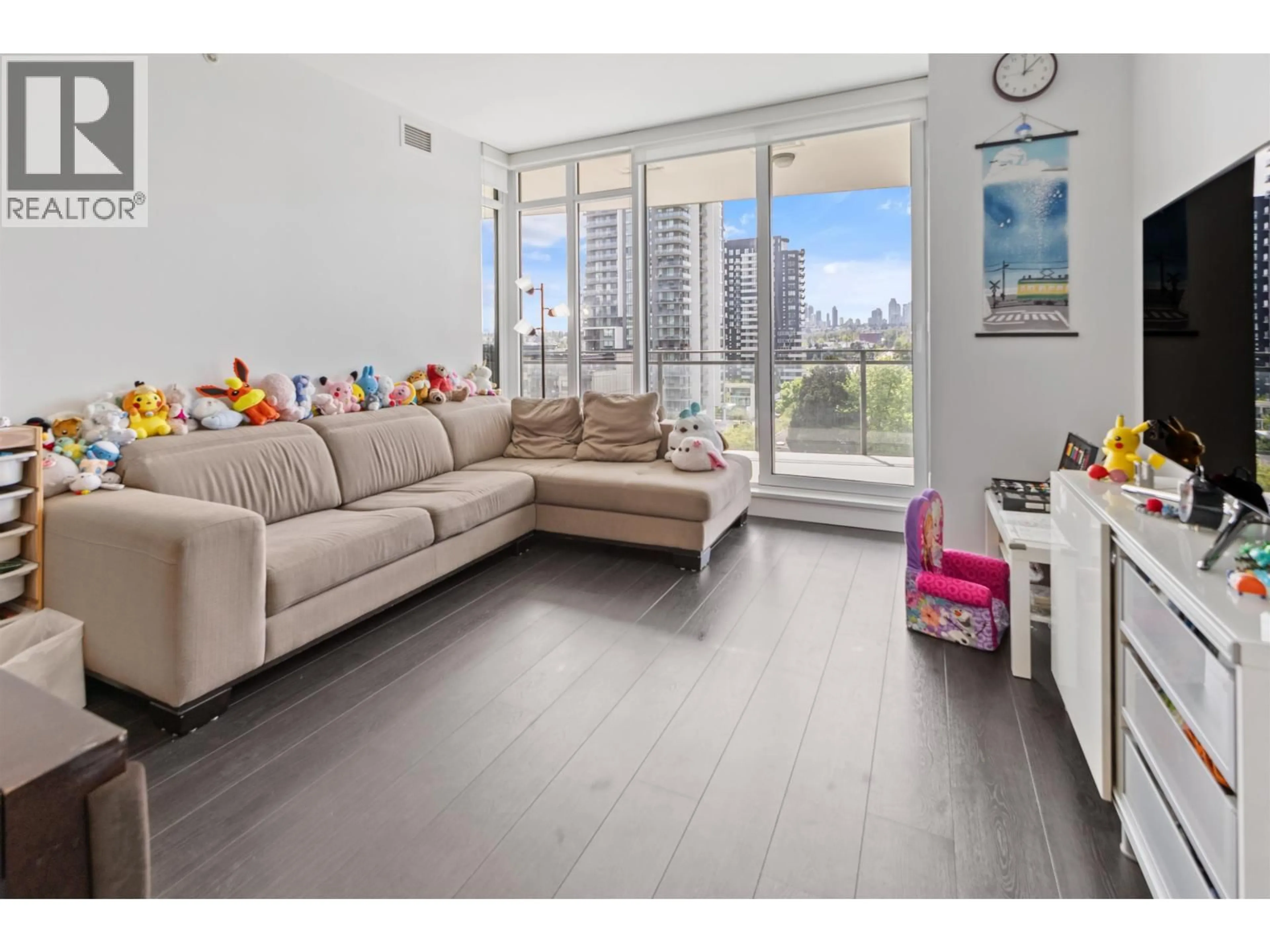Living room with furniture, unknown for 607 - 2085 SKYLINE COURT, Burnaby British Columbia V5C0M6