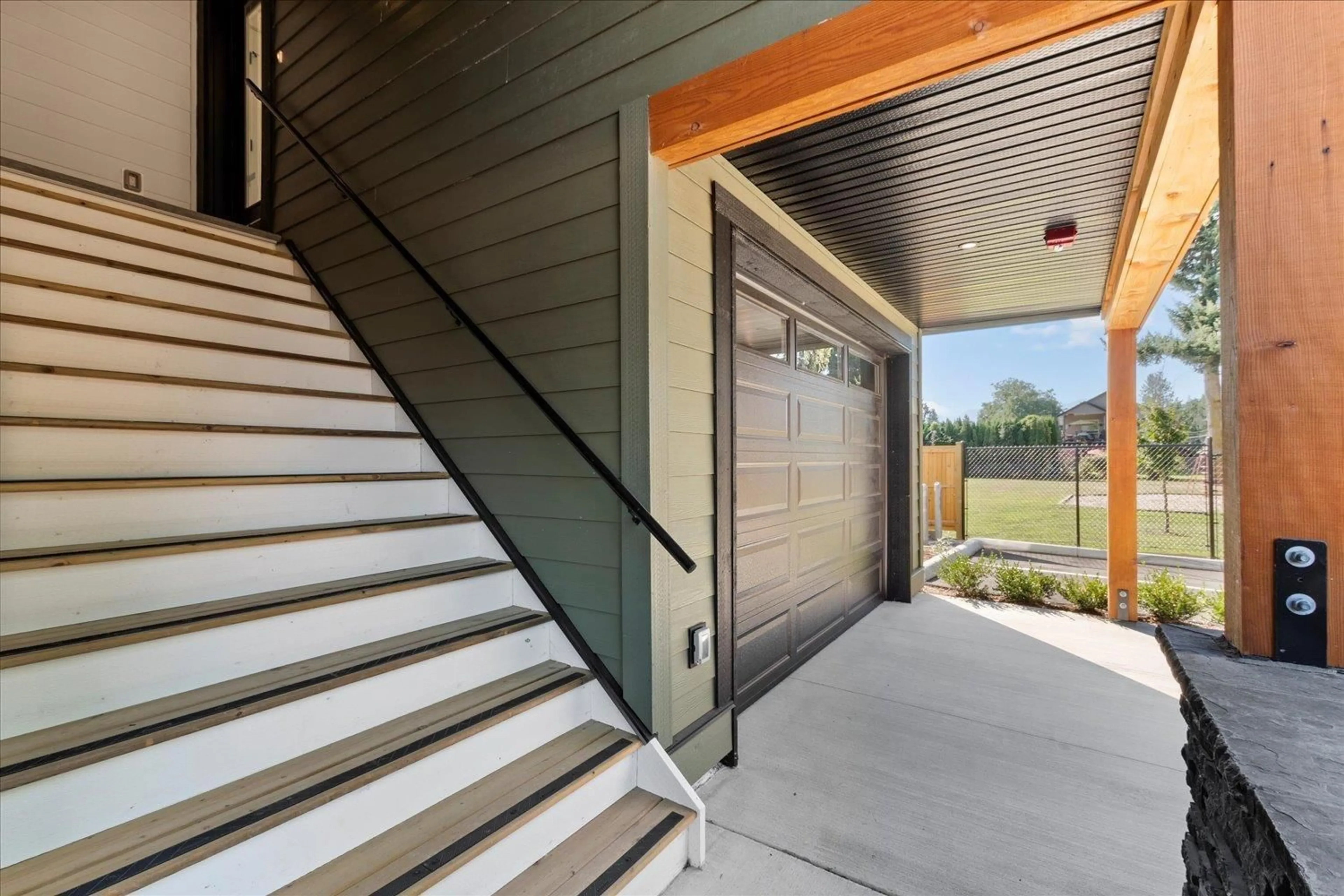 Indoor entryway for 5 - 46106 RIVERSIDE DRIVE, Chilliwack British Columbia V2P3K9